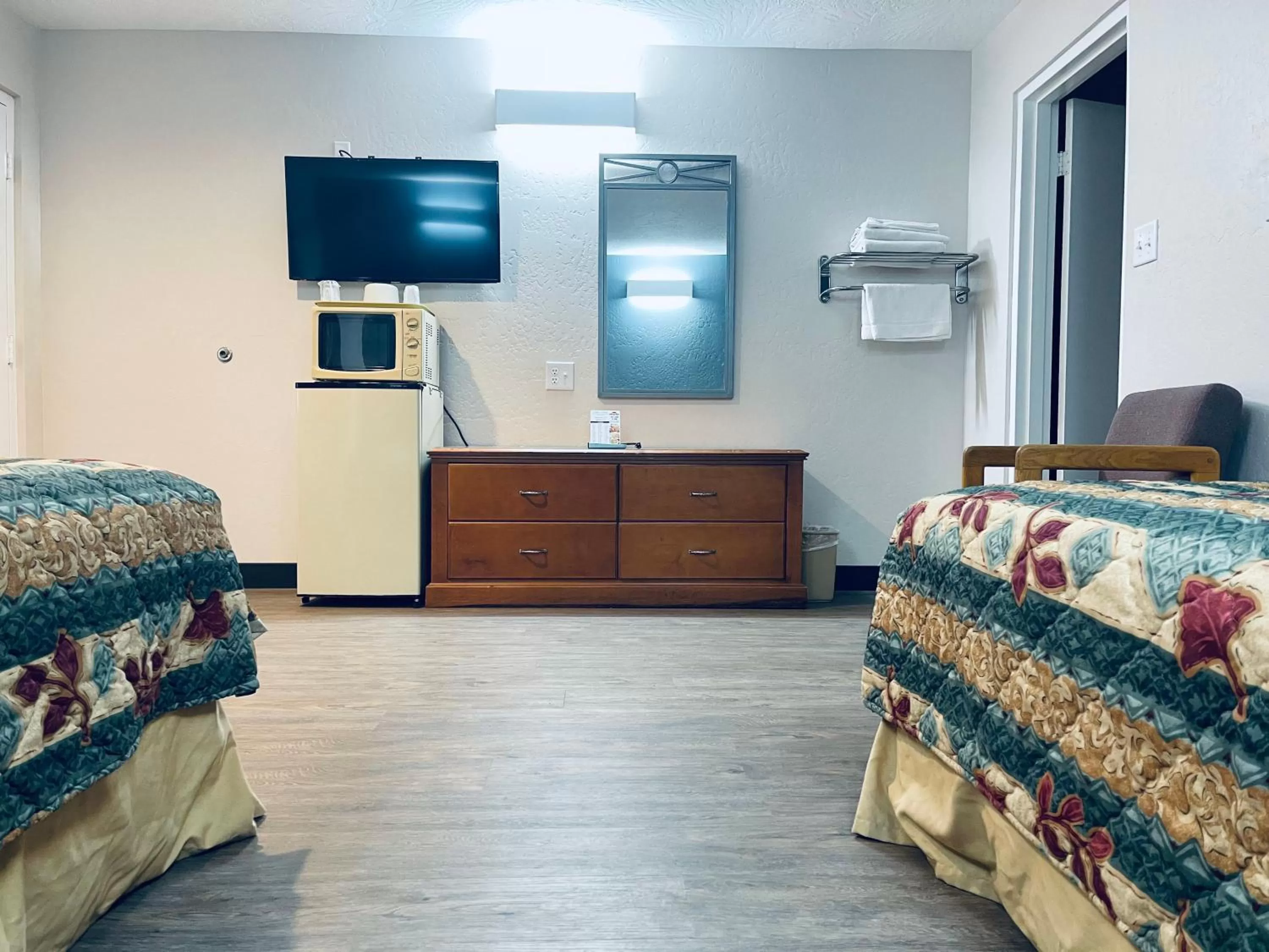 Communal lounge/ TV room, Bed in Century 21 Motel