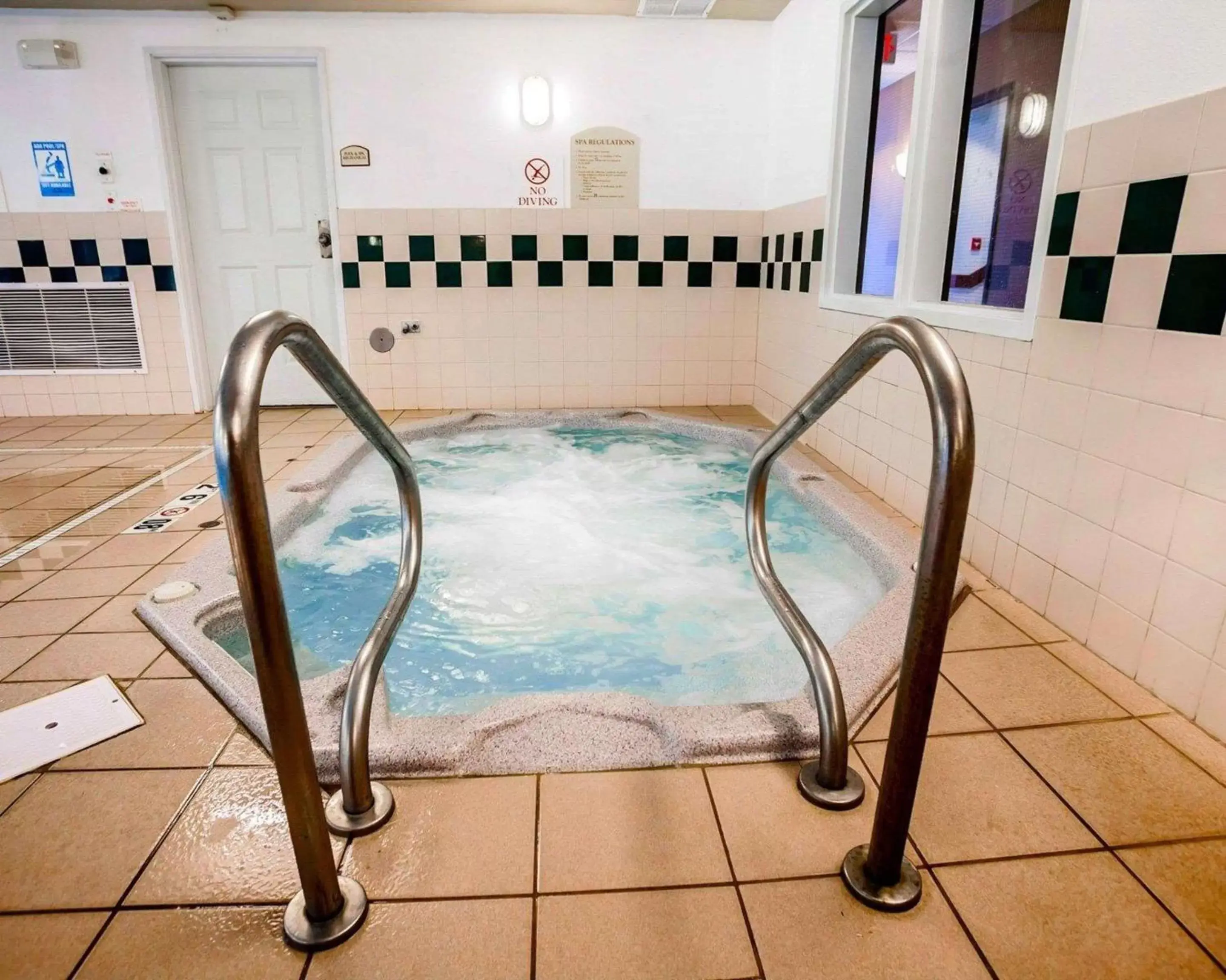 On site, Swimming Pool in Comfort Suites - Independence