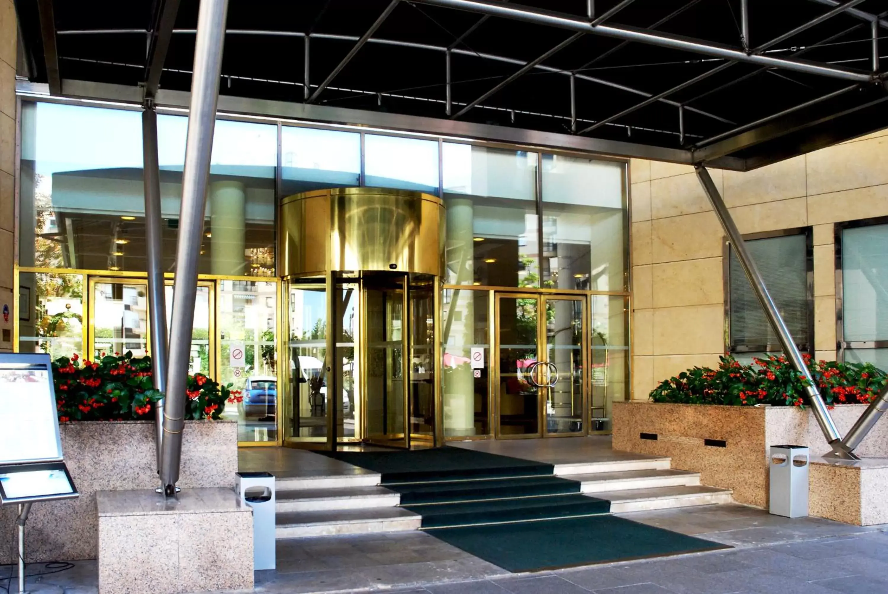 Facade/entrance in Evergreen Laurel Hotel