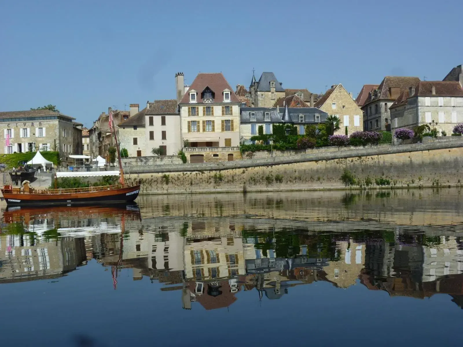 Neighbourhood, Neighborhood in Hotel de France