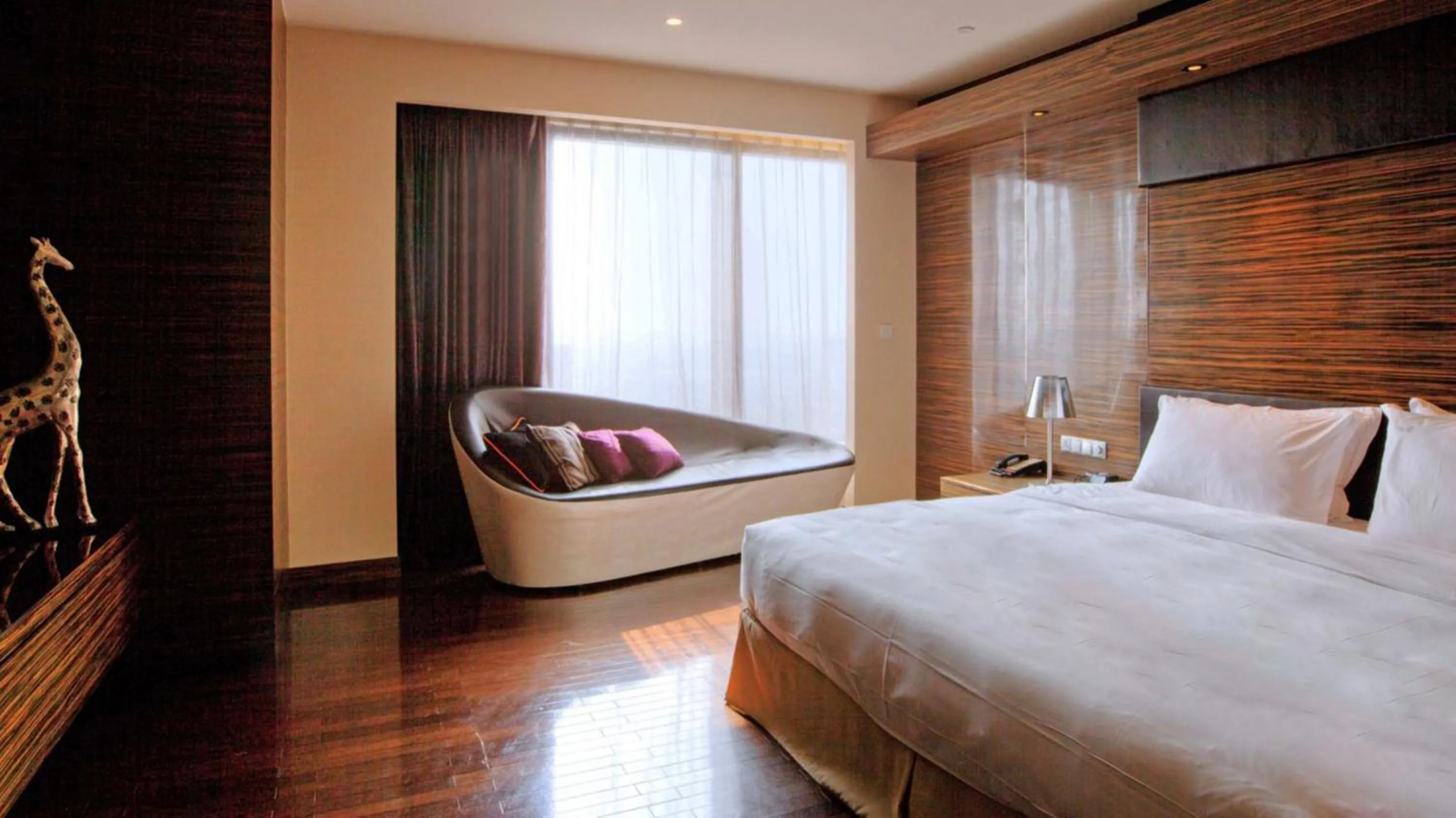 Photo of the whole room, Bed in Holiday Inn Shanghai Hongqiao West by IHG