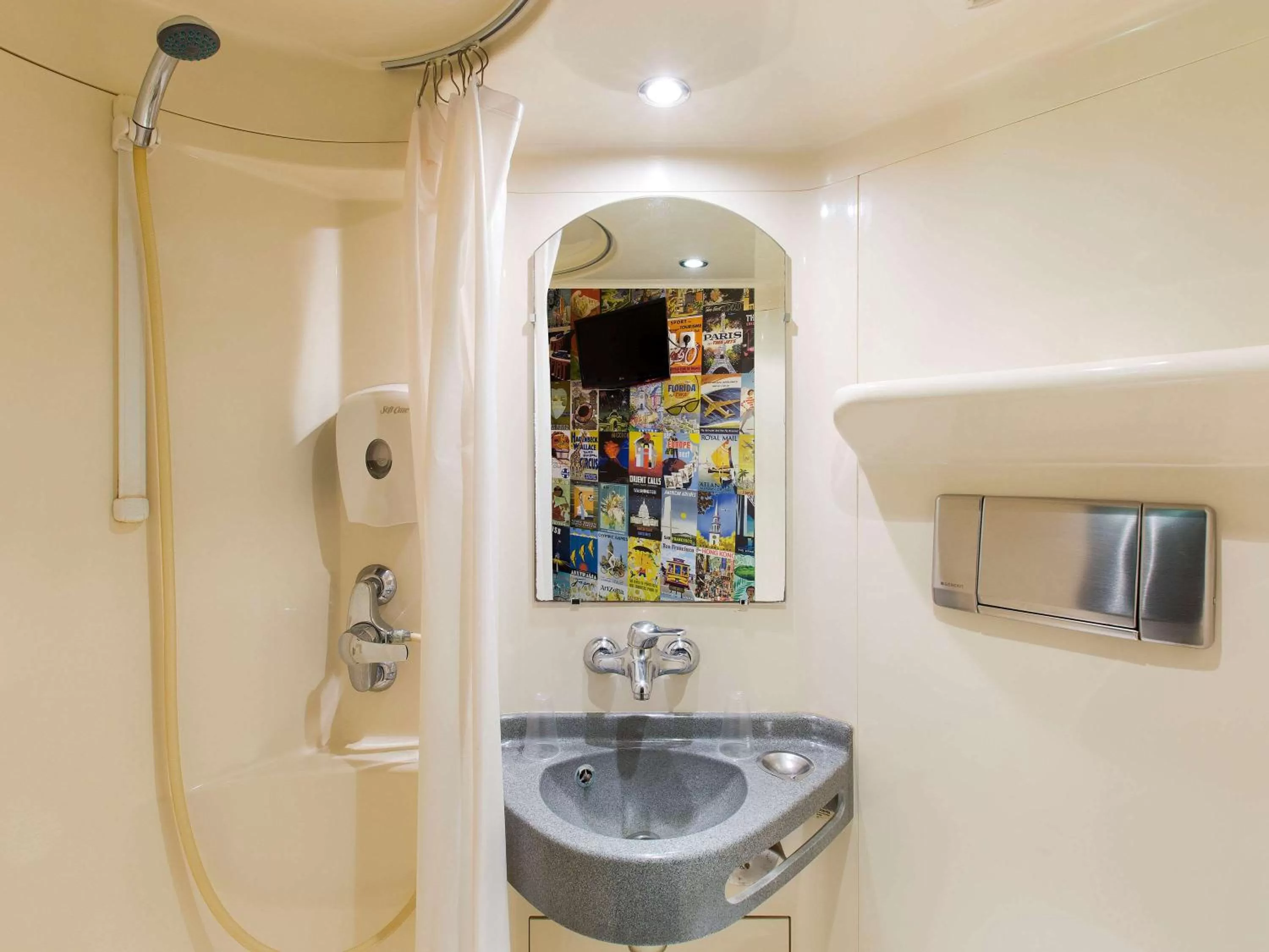 Bathroom in HOTEL F1 Lyon Genay Massieux