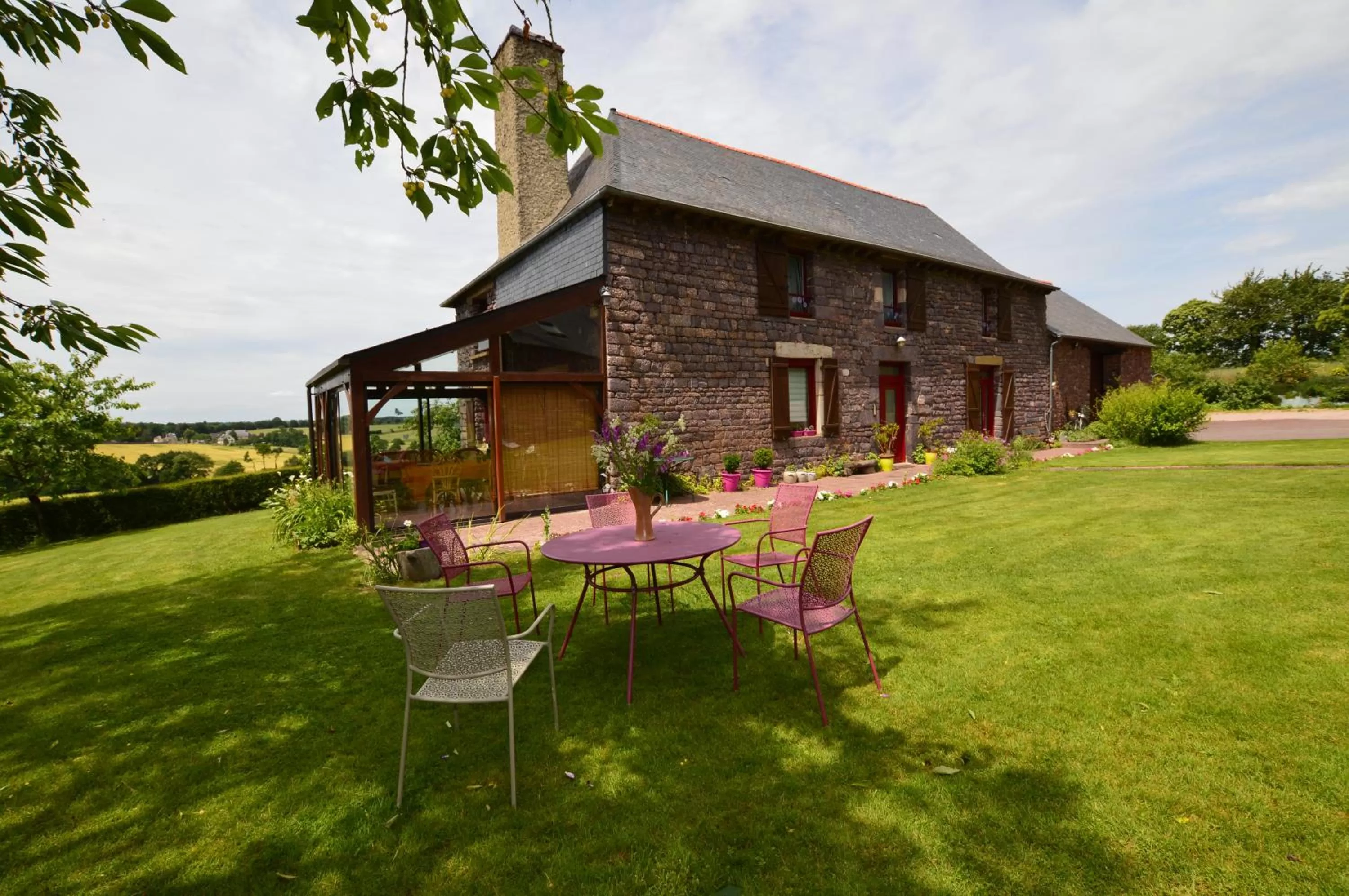 Garden view in Chambres d'hôtes La Fontaine Garel