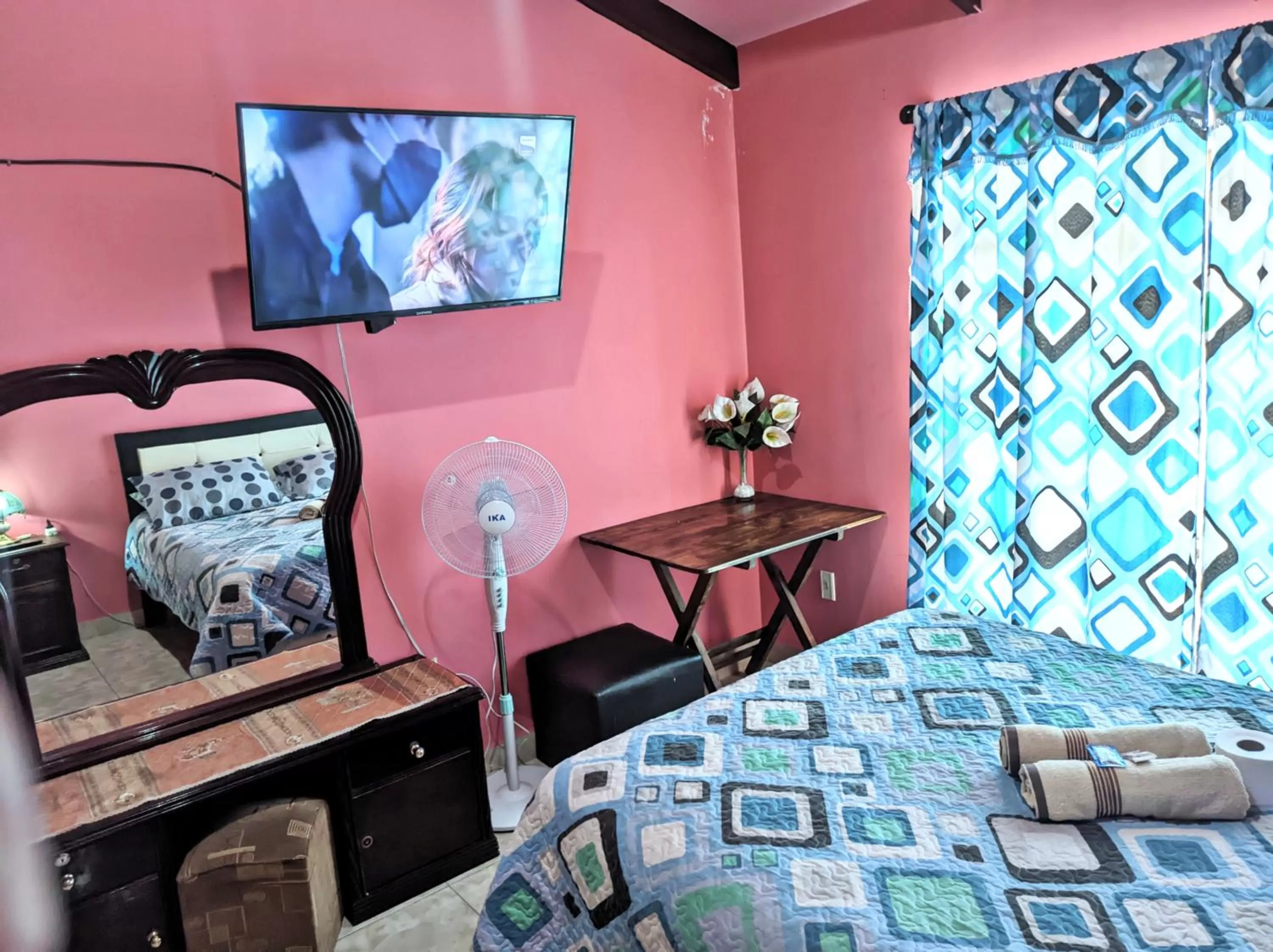 Bed, TV/Entertainment Center in Residencial Moroni - Alojamiento en Cochabamba