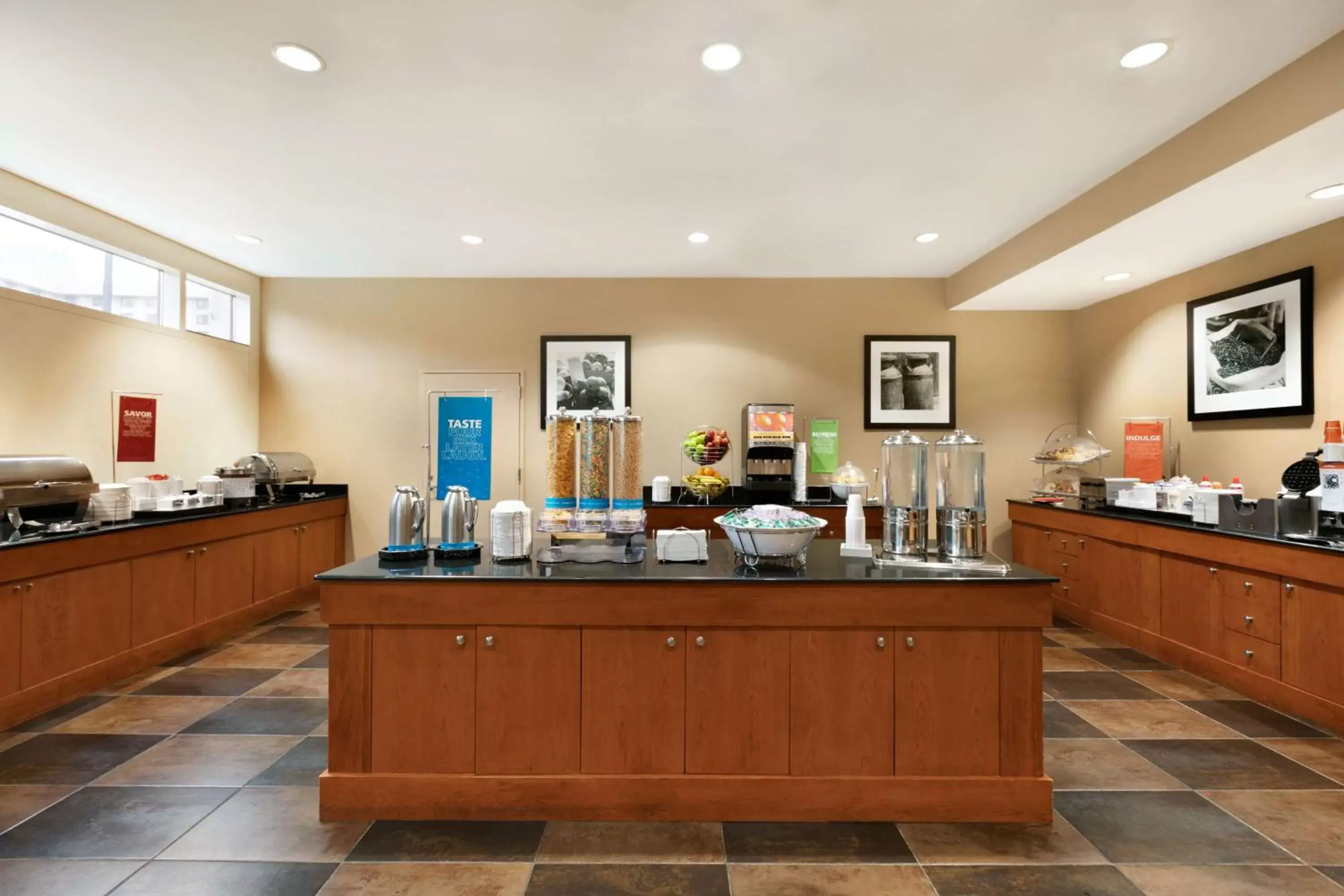 Dining area, Restaurant/Places to Eat in Hampton Inn New York - LaGuardia Airport