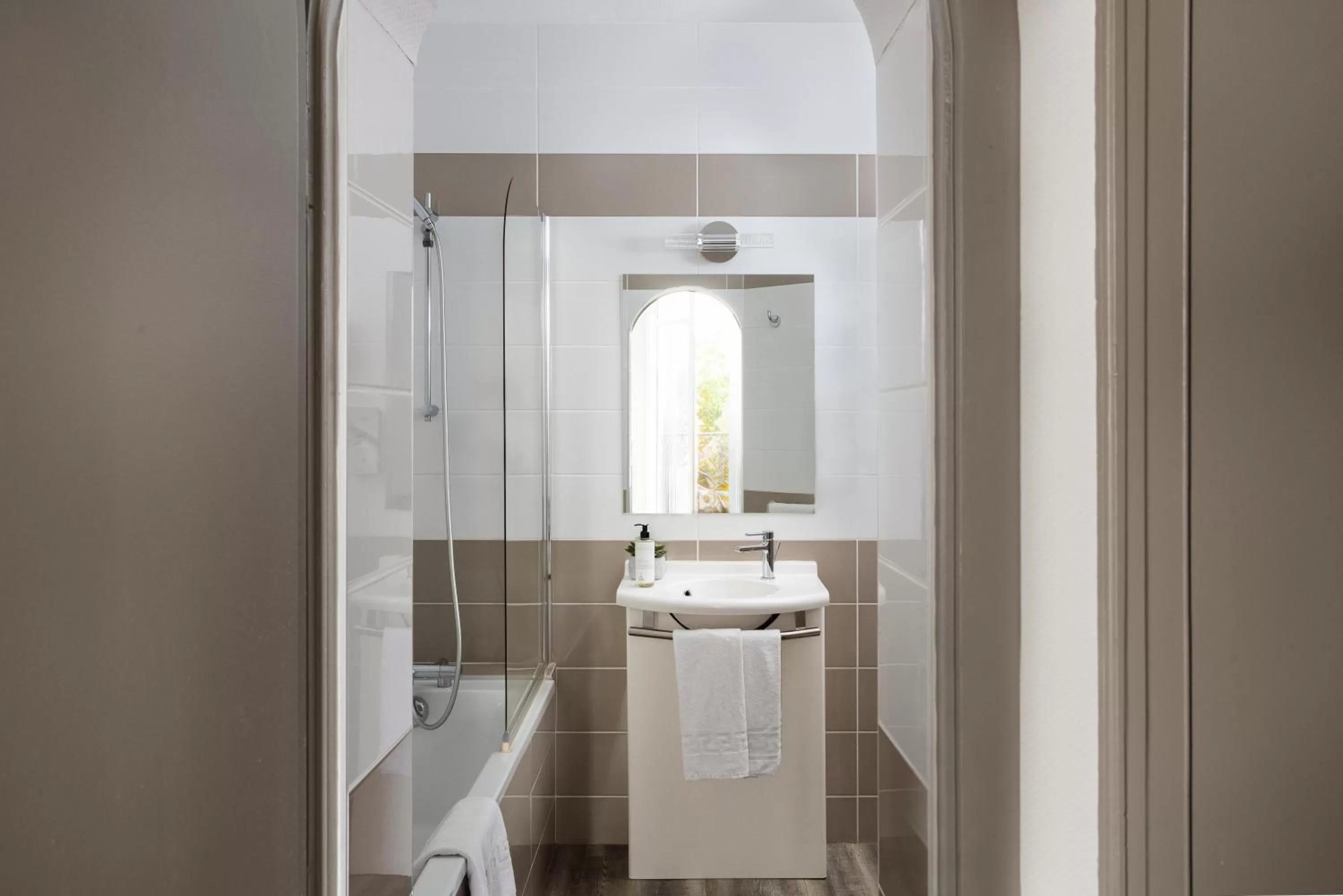 Bathroom in Hôtel Suzane