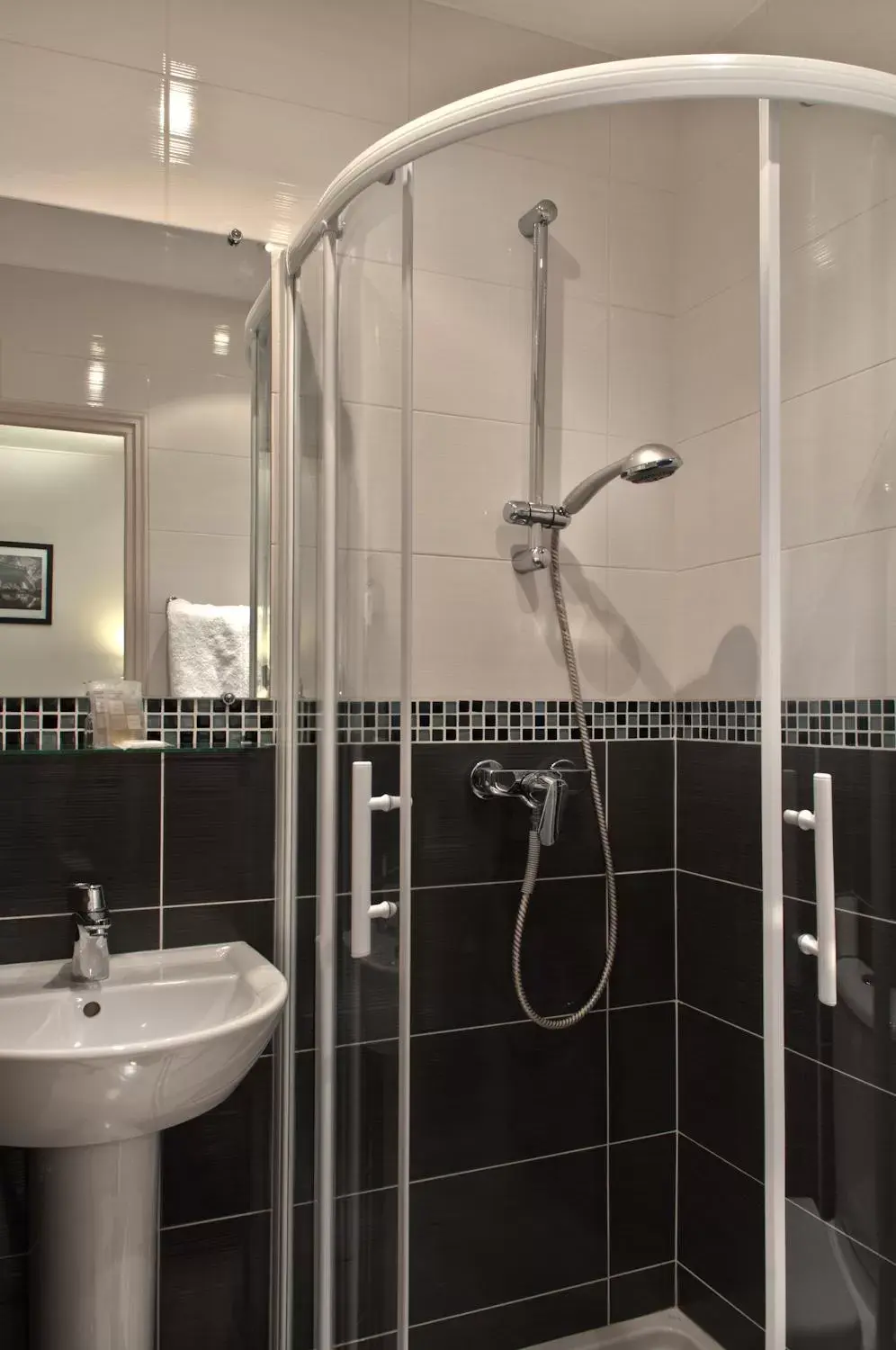 Shower, Bathroom in Hotel Minerve