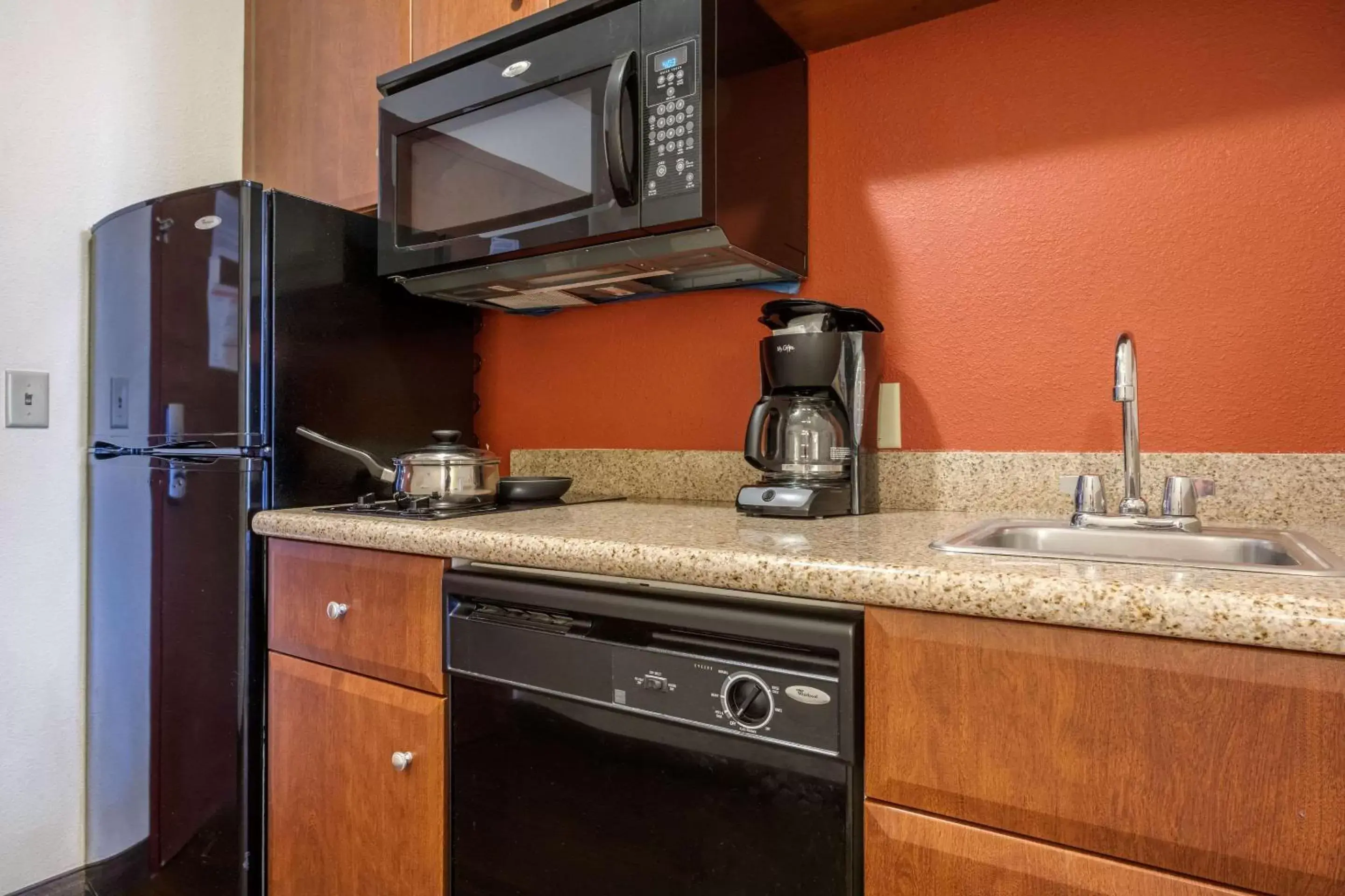 Photo of the whole room, Kitchen/Kitchenette in MainStay Suites Grantville