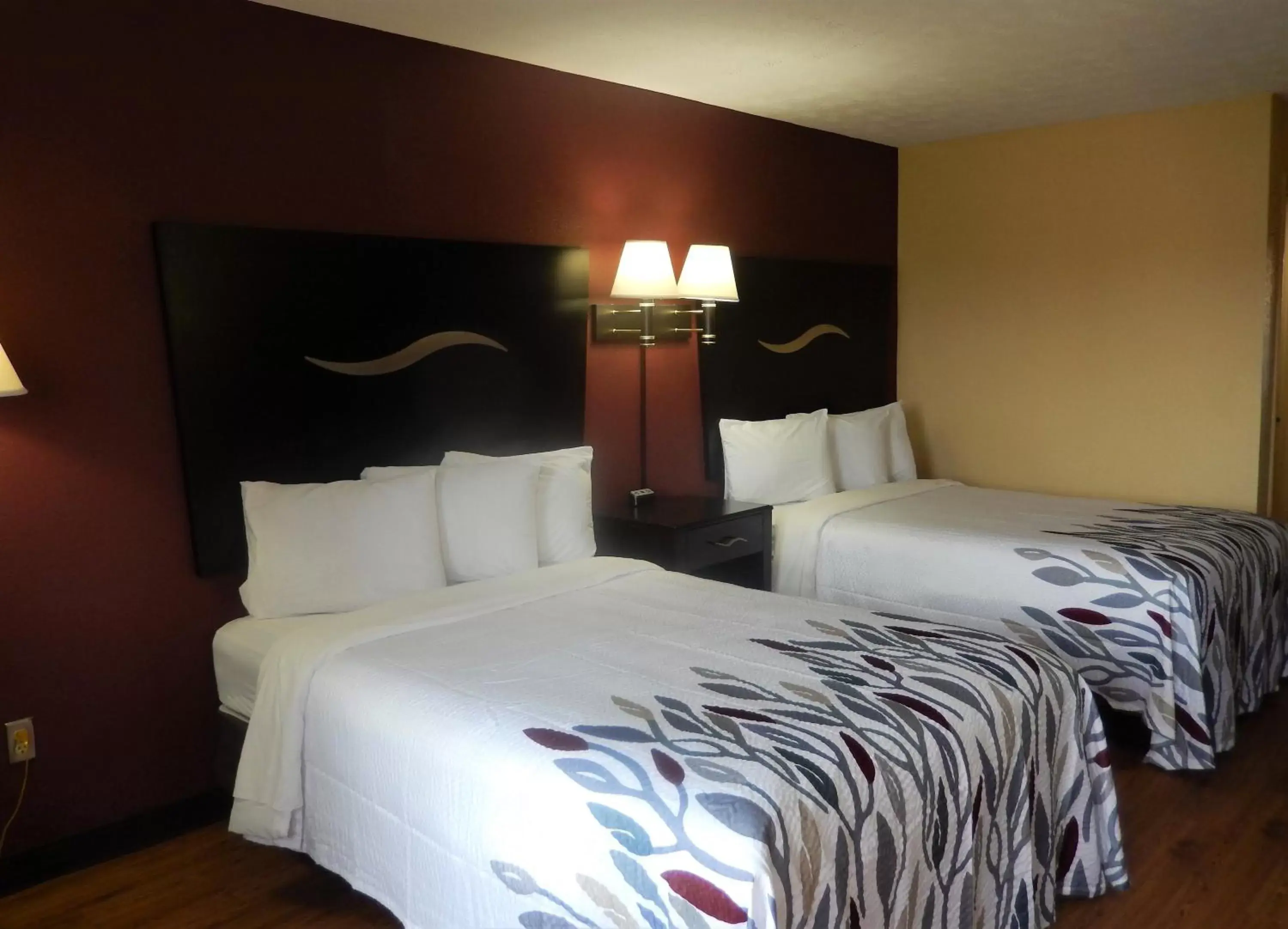 Photo of the whole room, Bed in Red Roof Inn Berea