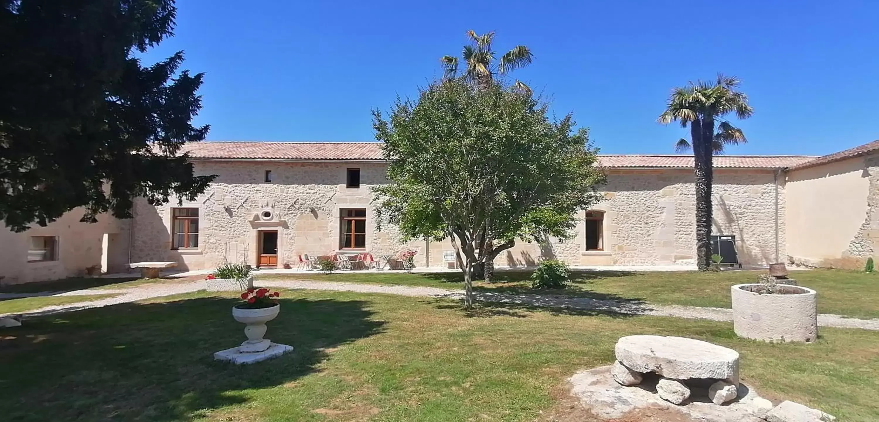 Garden, Property Building in Domaine de Gaïa, Piscine, Pétanque, Ping Pong, proche Saint-Emilion