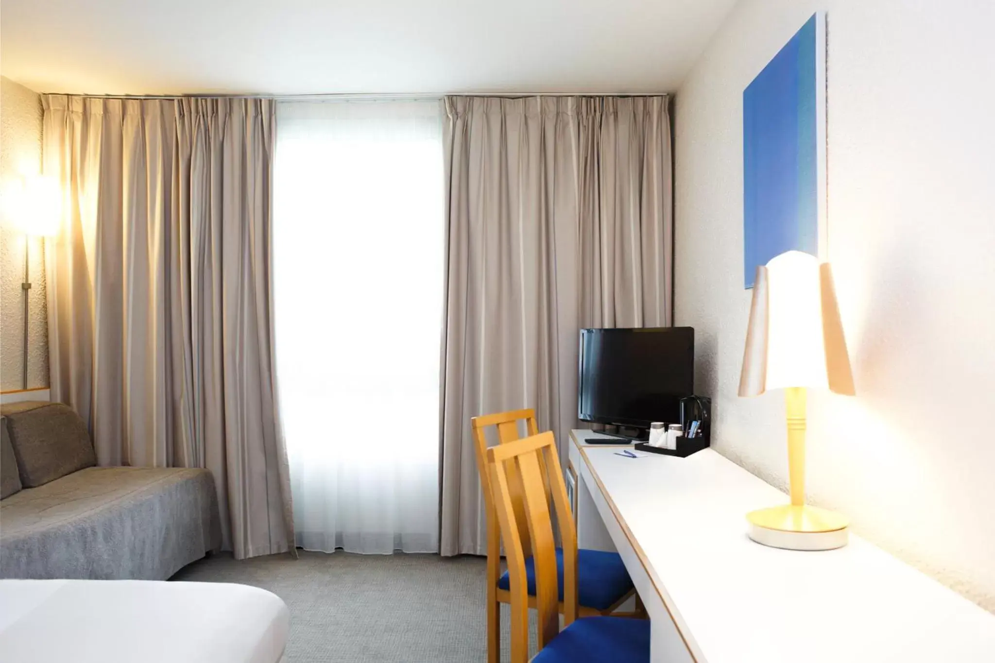 TV and multimedia, TV/Entertainment Center in Novotel Grenoble Nord Voreppe