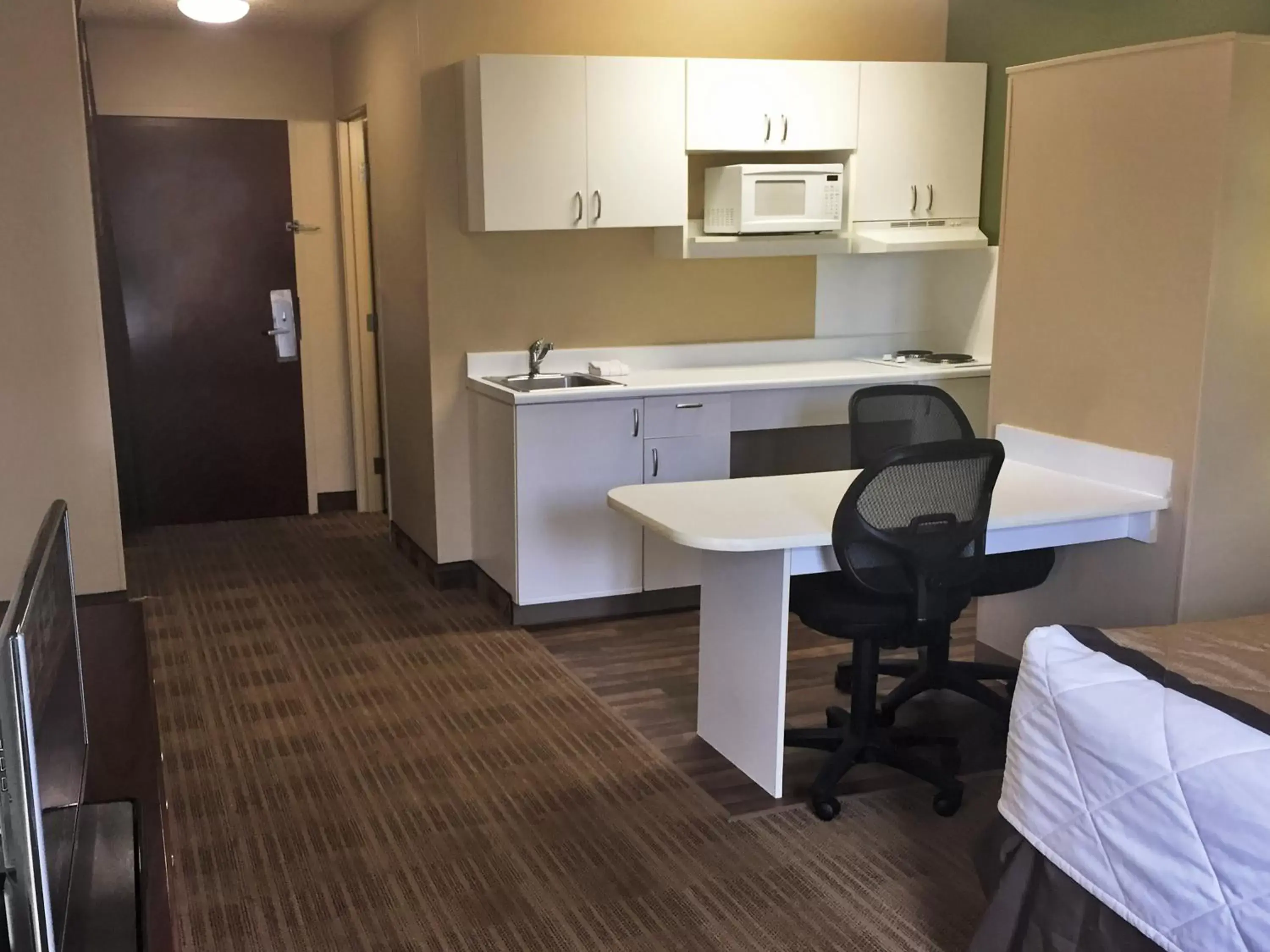 TV and multimedia, Kitchen/Kitchenette in Extended Stay America Suites - Kansas City - Airport