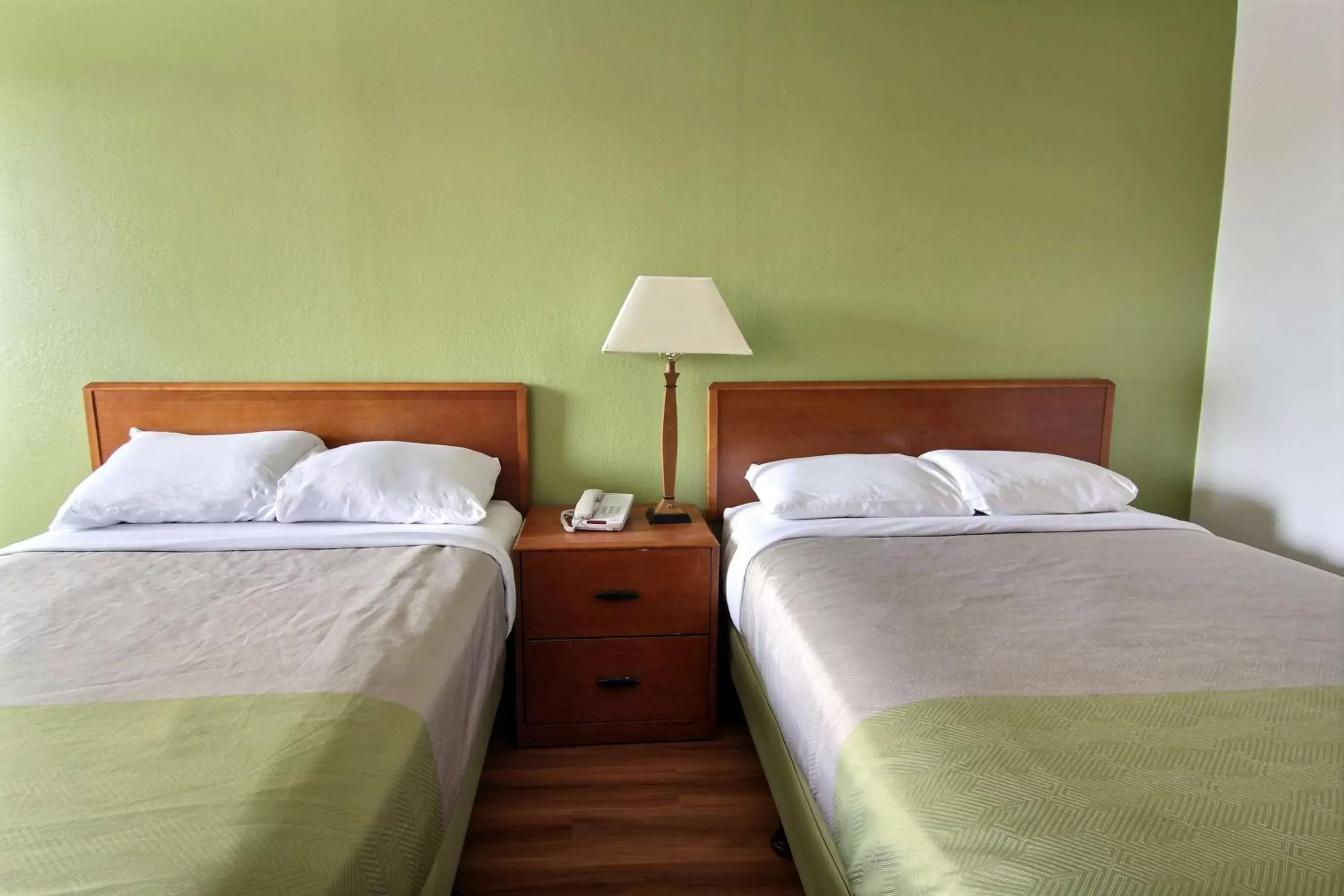 Photo of the whole room, Bed in Motel 6-Willoughby, OH - Cleveland