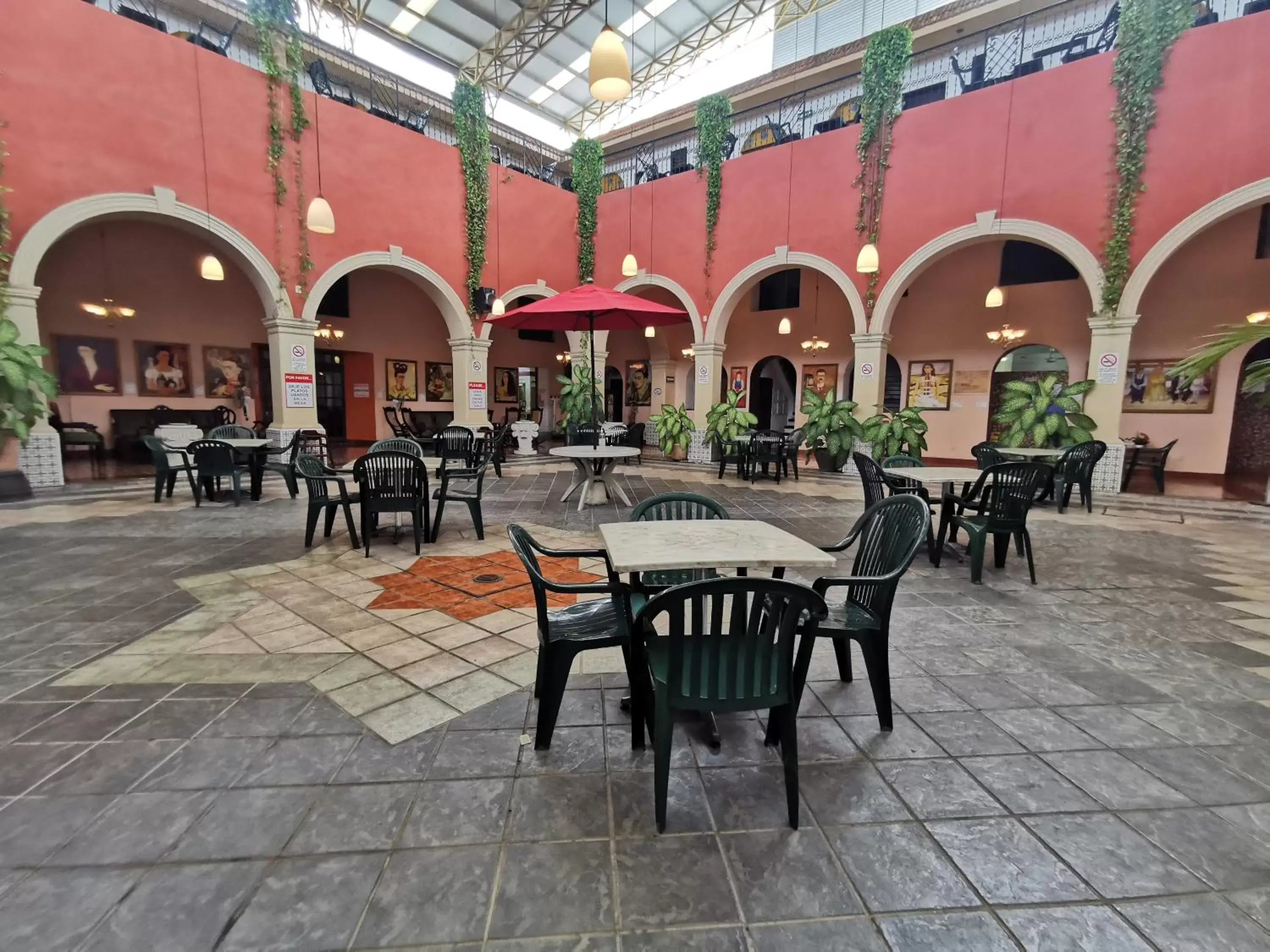 Patio, Restaurant/Places to Eat in Hotel Doralba Inn