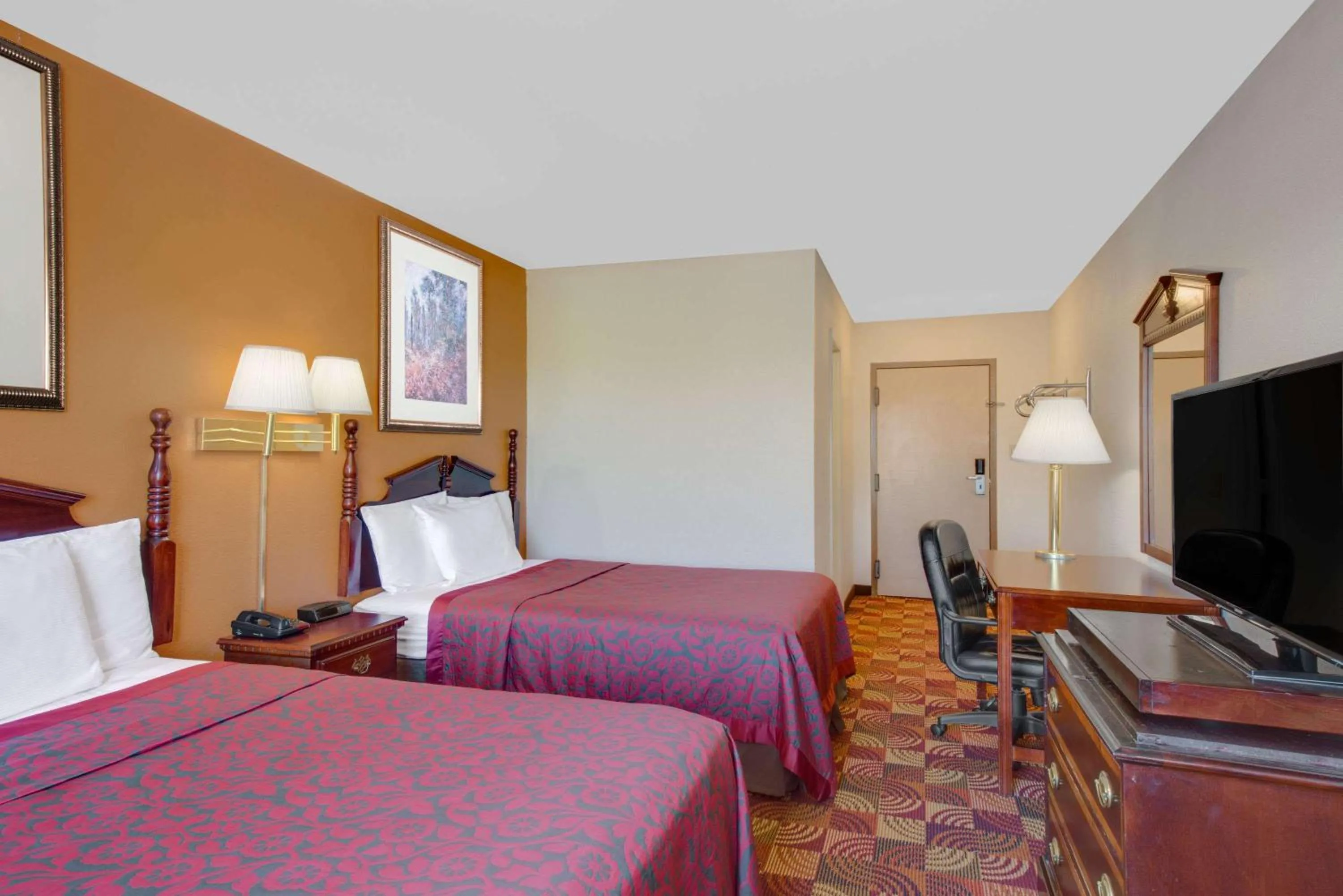 Photo of the whole room, Bed in Express Inn Harrisburg South New Cumberland