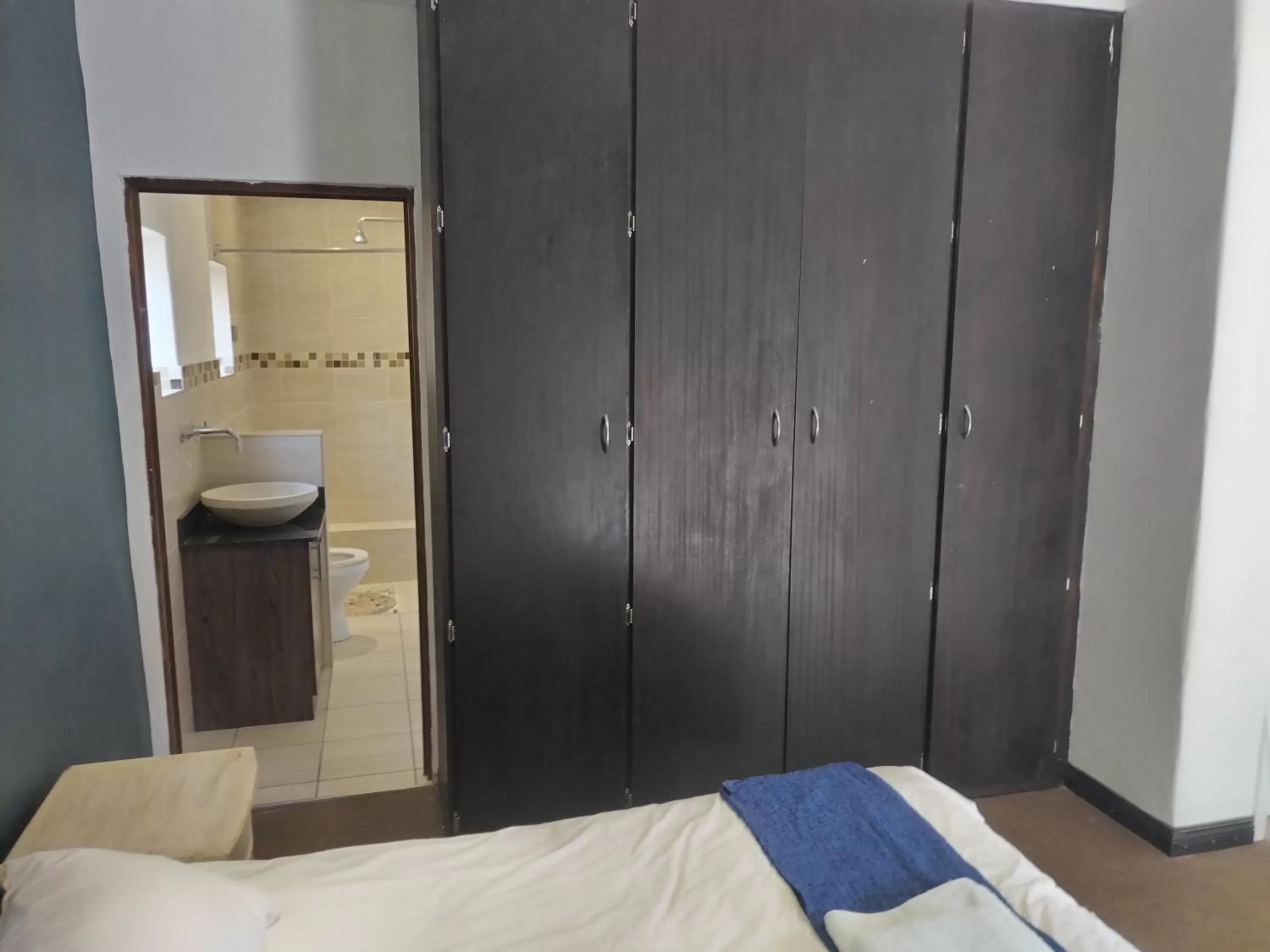 Photo of the whole room, Bed in 54 Brecher