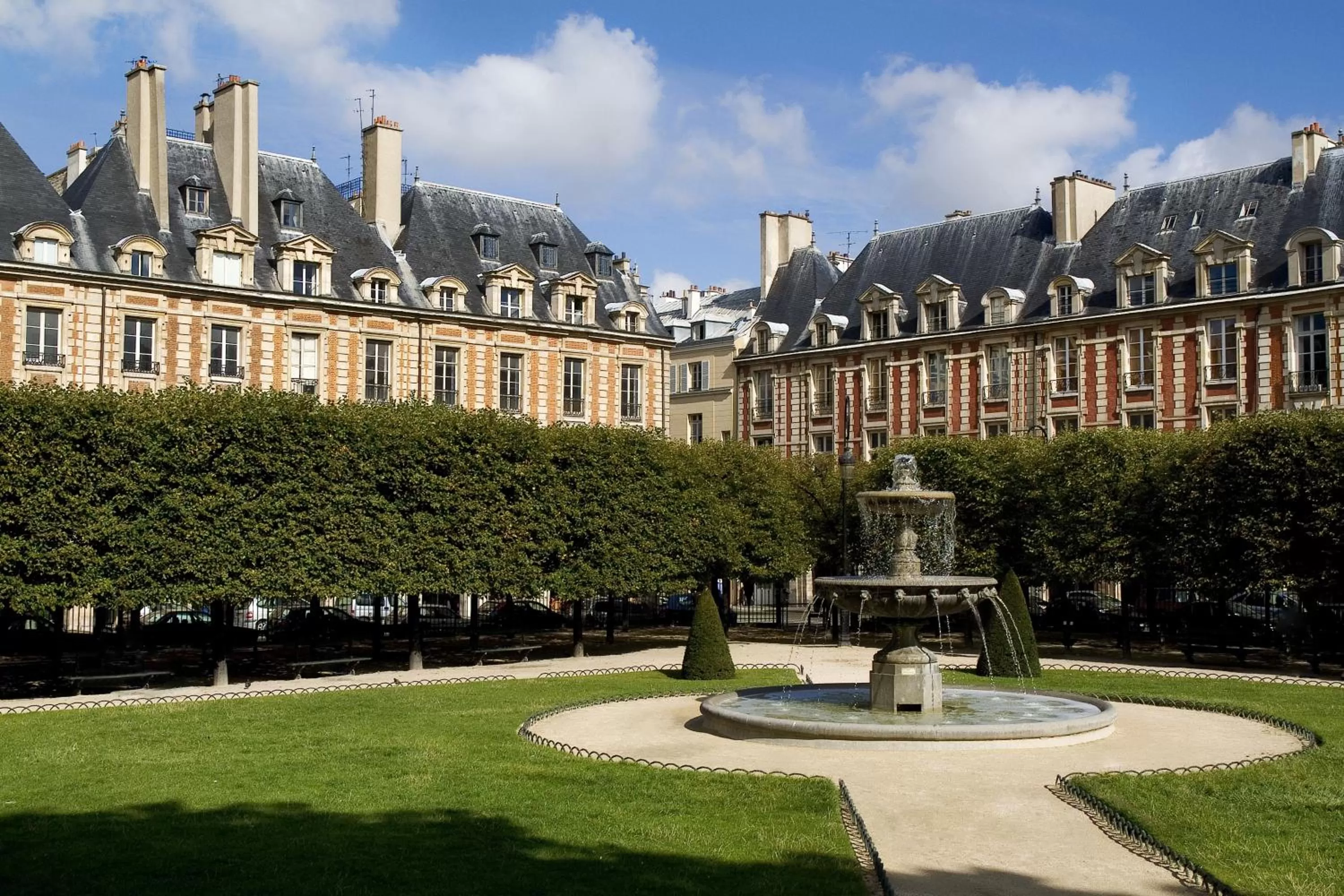 Nearby landmark in Le Pavillon de la Reine & Spa, Place des Vosges