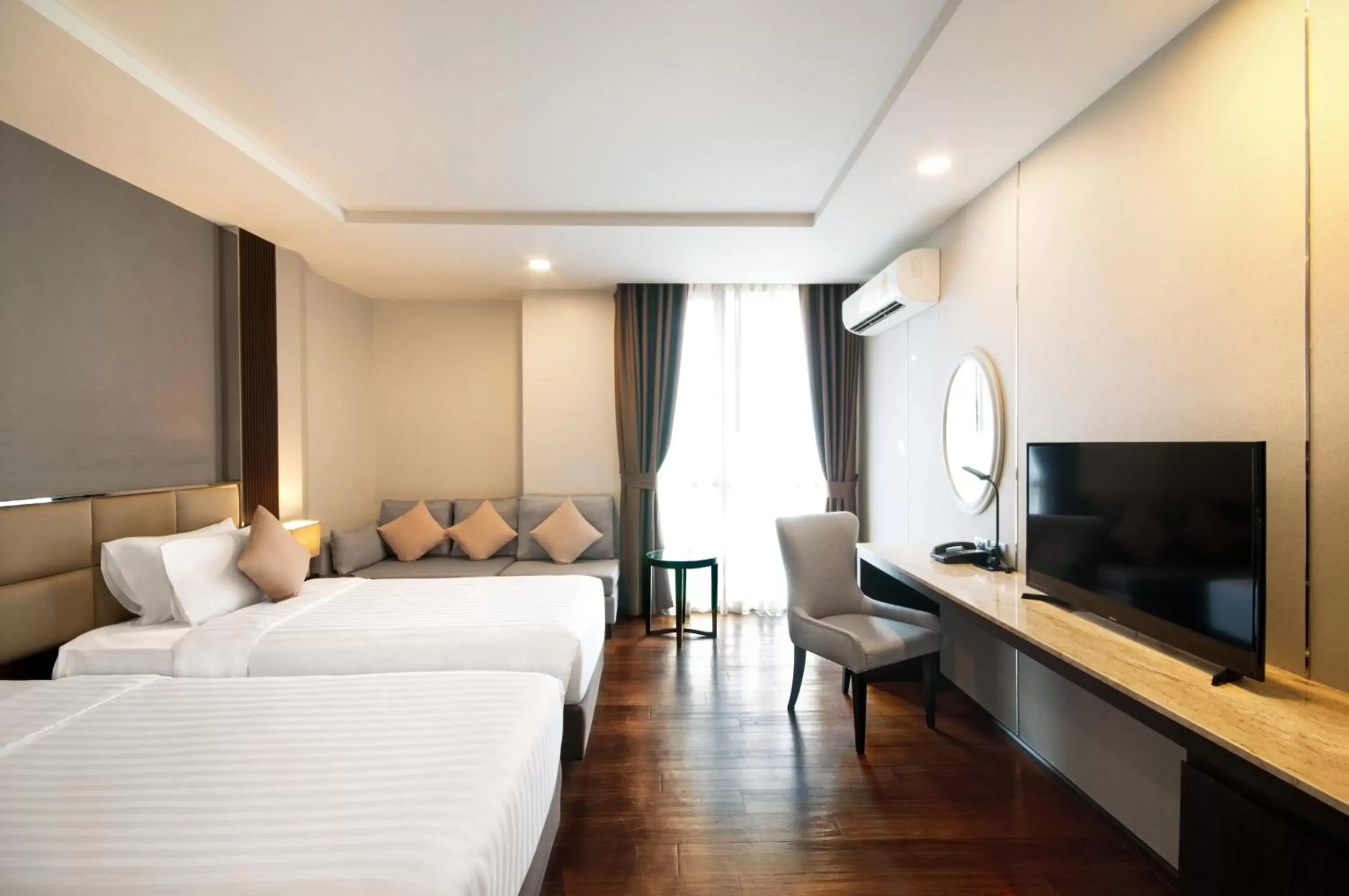 Bedroom, TV/Entertainment Center in SureStay Plus Hotel by Best Western Sukhumvit 2