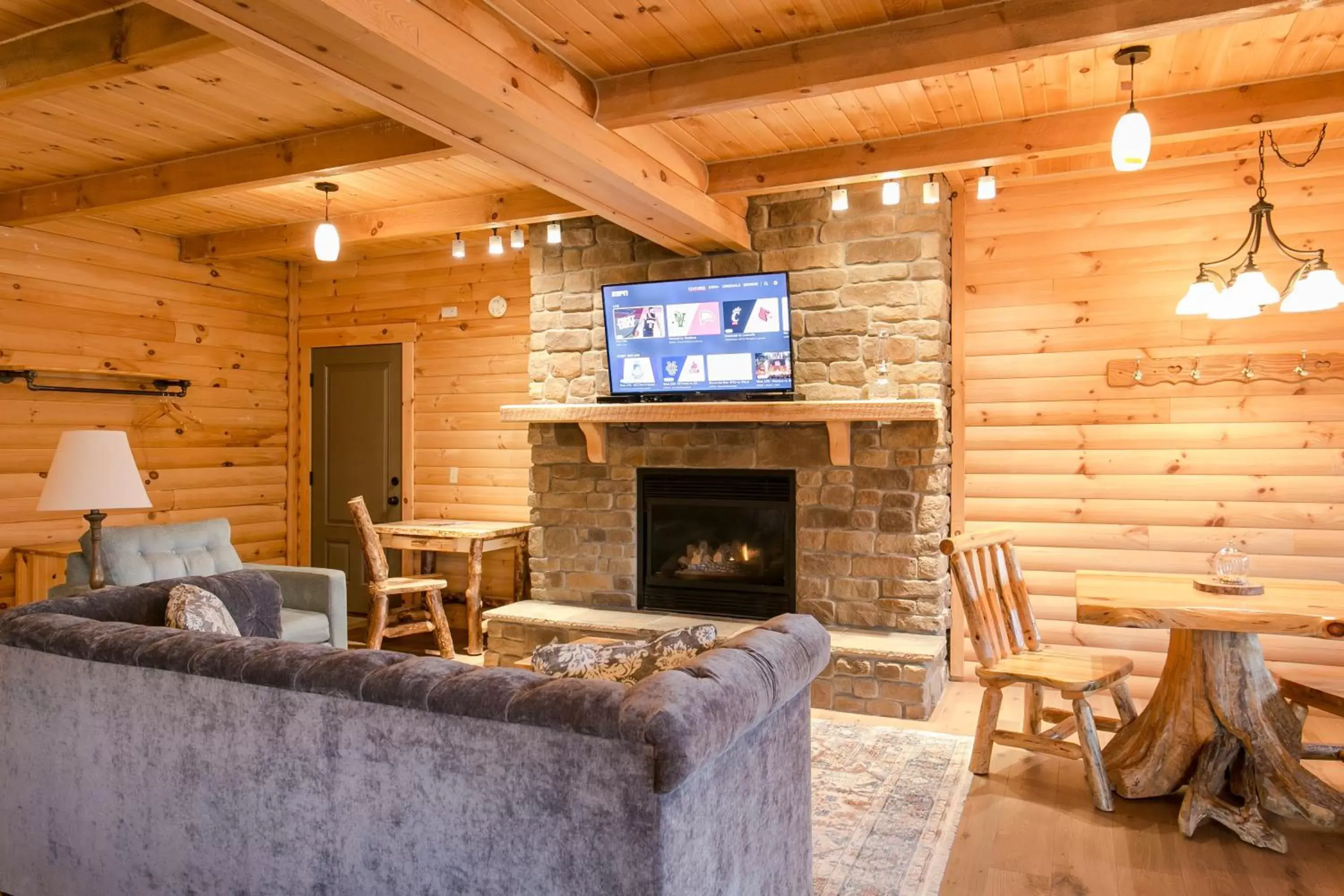 TV and multimedia, Seating Area in Coblentz Country Lodge by Amish Country Lodging
