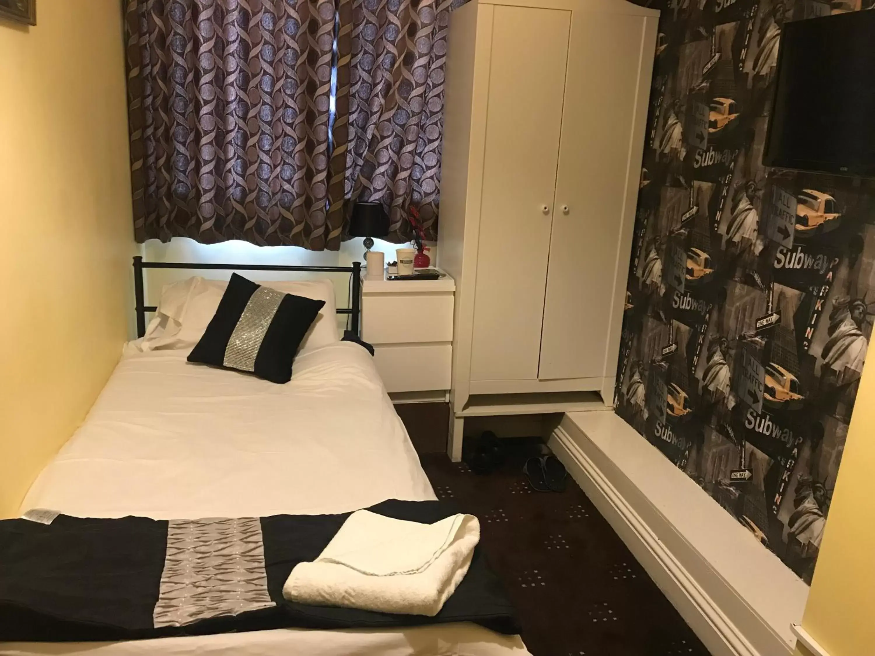 Bedroom, Bed in Pacific Inn London Heathrow