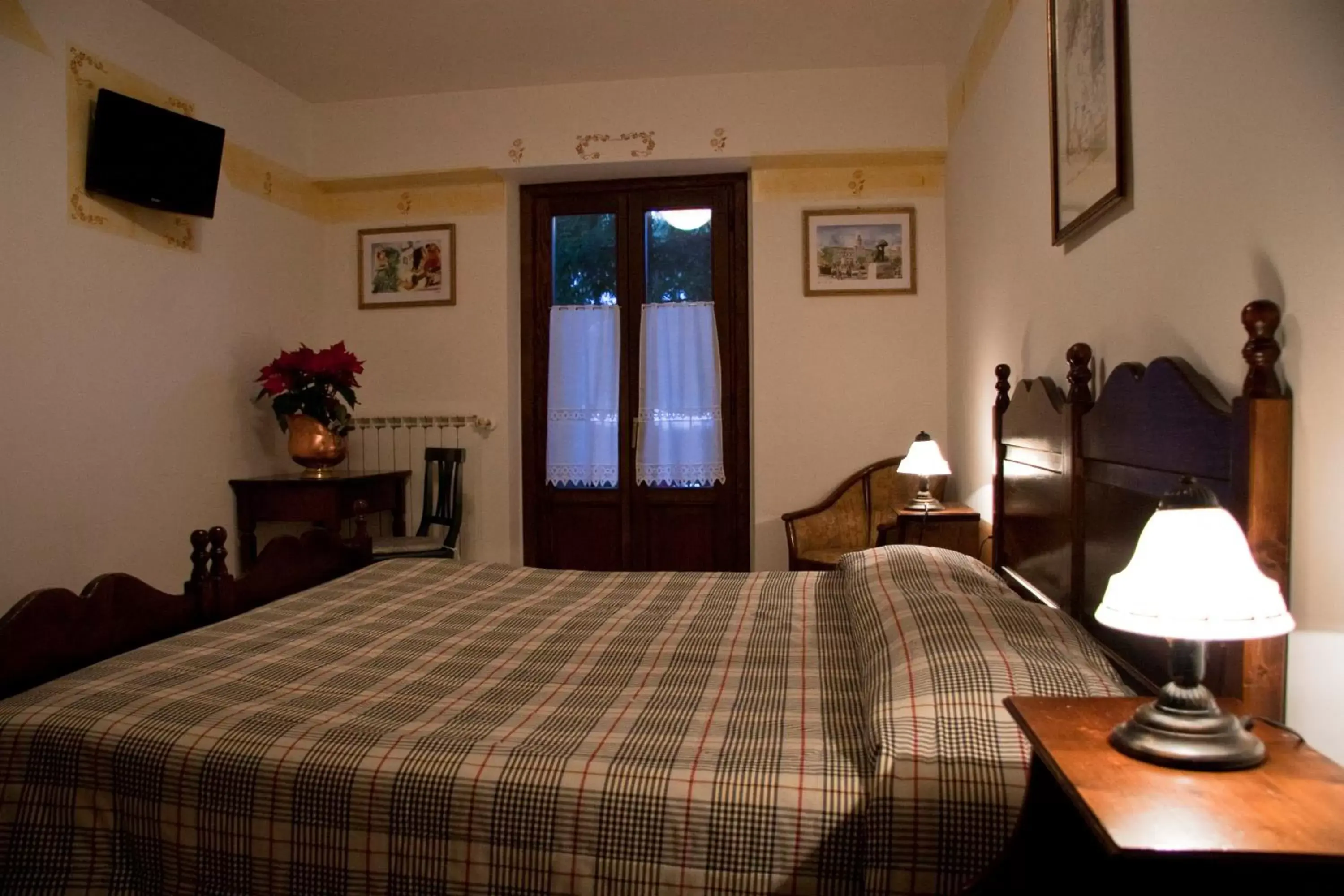 Photo of the whole room, Bed in LH Albergo Il Paradiso