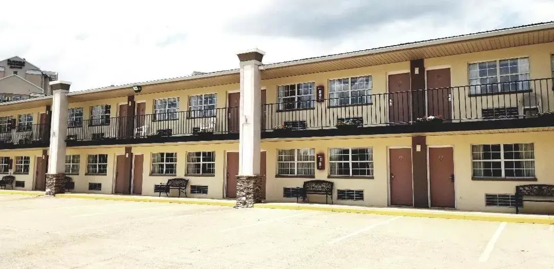 Property building in Knights Inn Chattanooga Property building in Knights Inn Chattanooga