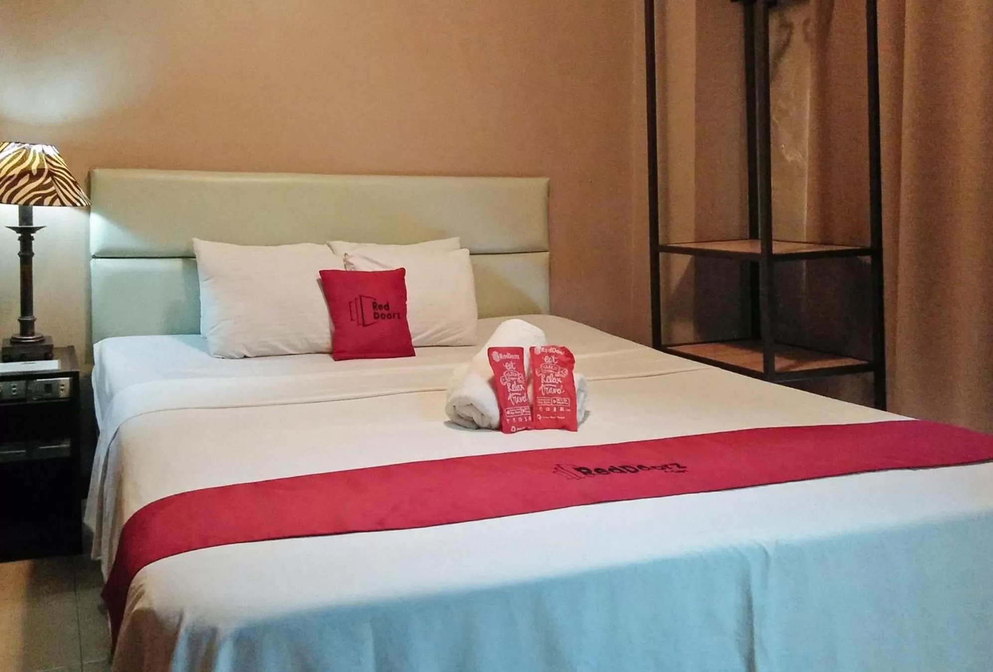 Standard Double Room in RedDoorz near Landers Superstore Cebu City