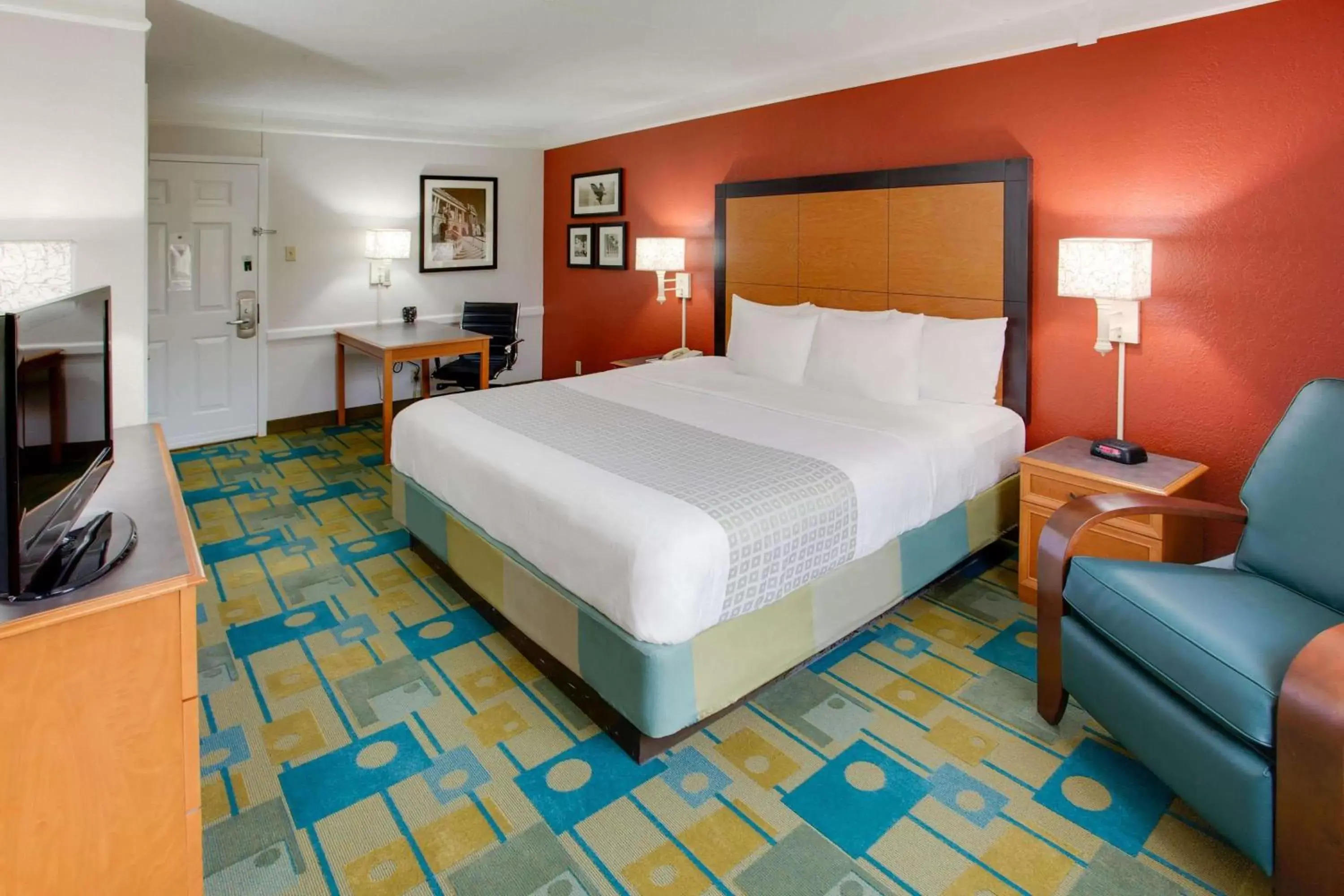 Photo of the whole room, Bed in La Quinta Inn by Wyndham Pittsburgh Airport