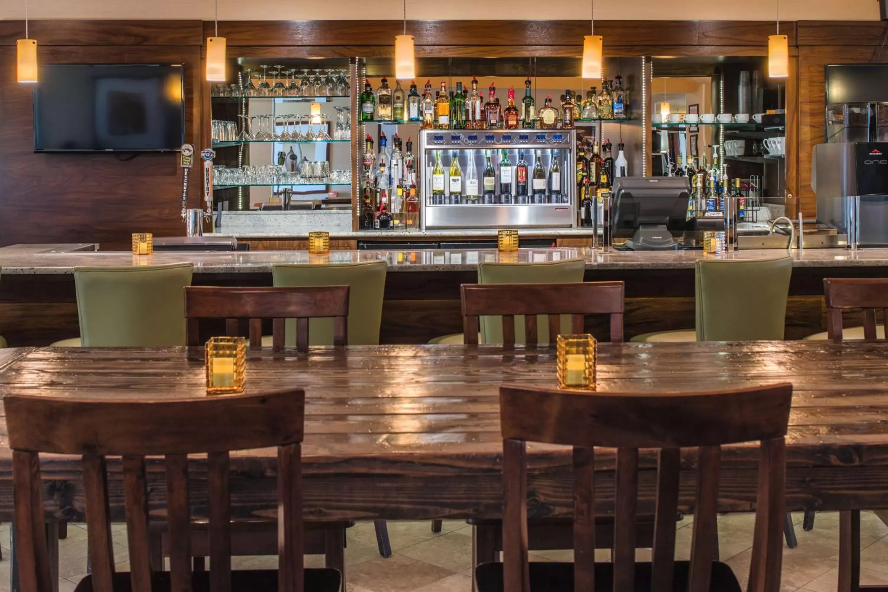 Lounge or bar in DoubleTree by Hilton Portland - Beaverton Lounge or bar in DoubleTree by Hilton Portland - Beaverton