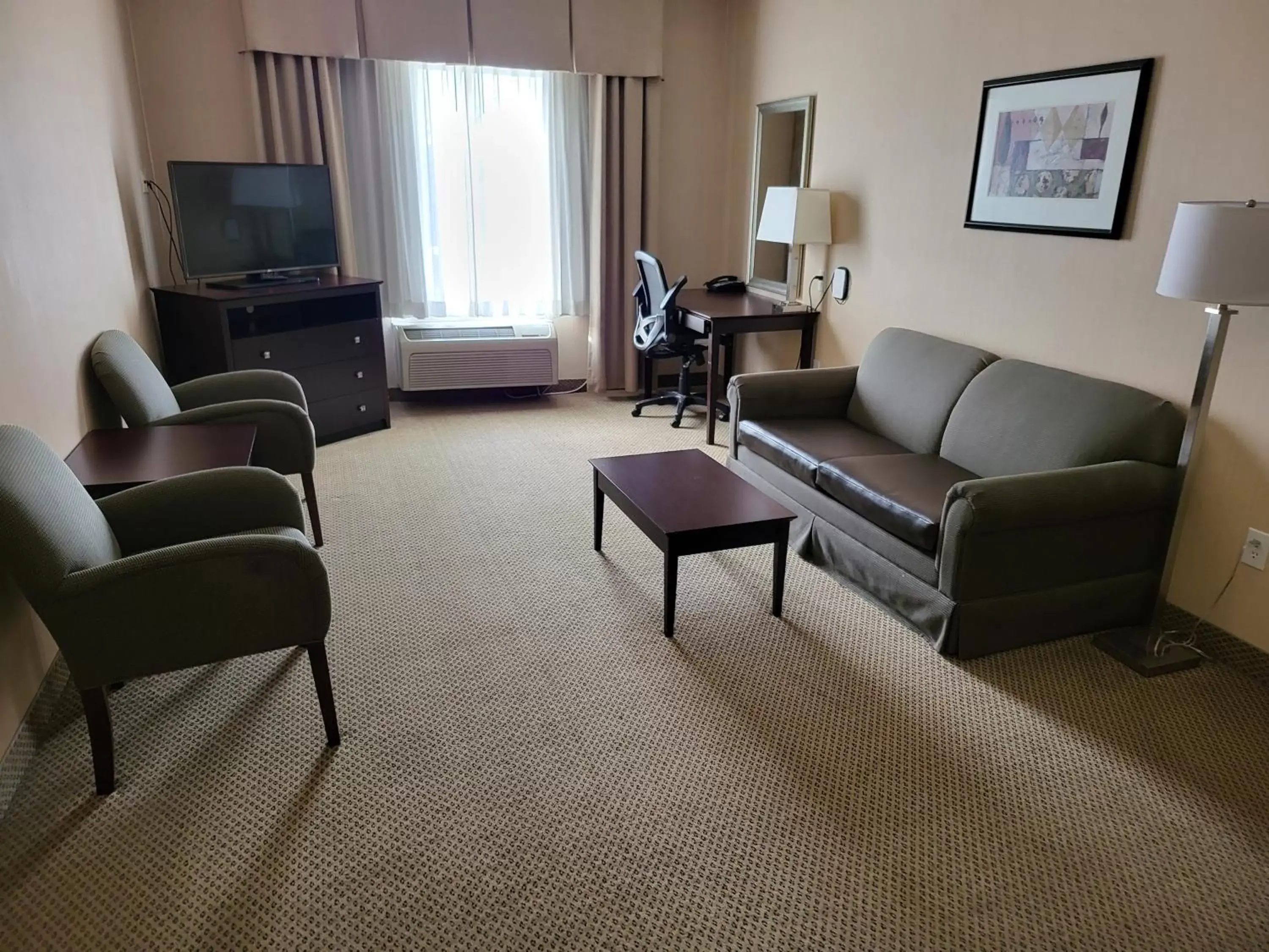 Photo of the whole room, Seating Area in Holiday Inn Express Hotel & Suites Tipp City, an IHG Hotel