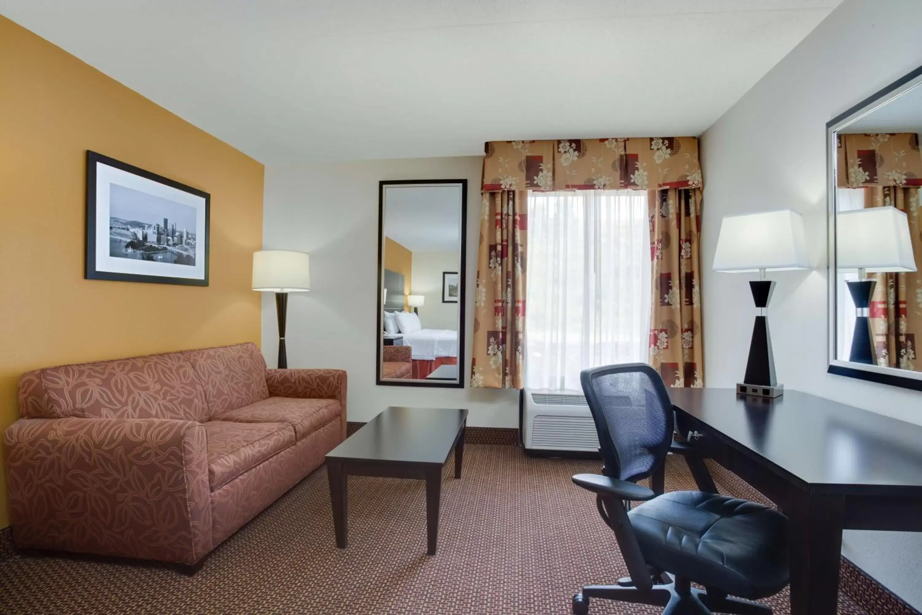 Bedroom, Seating Area in Hampton Inn Pittsburgh/West Mifflin