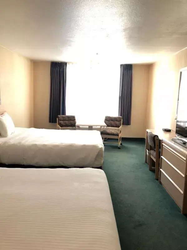 Photo of the whole room, Bed in Shilo Inn Mammoth Lakes