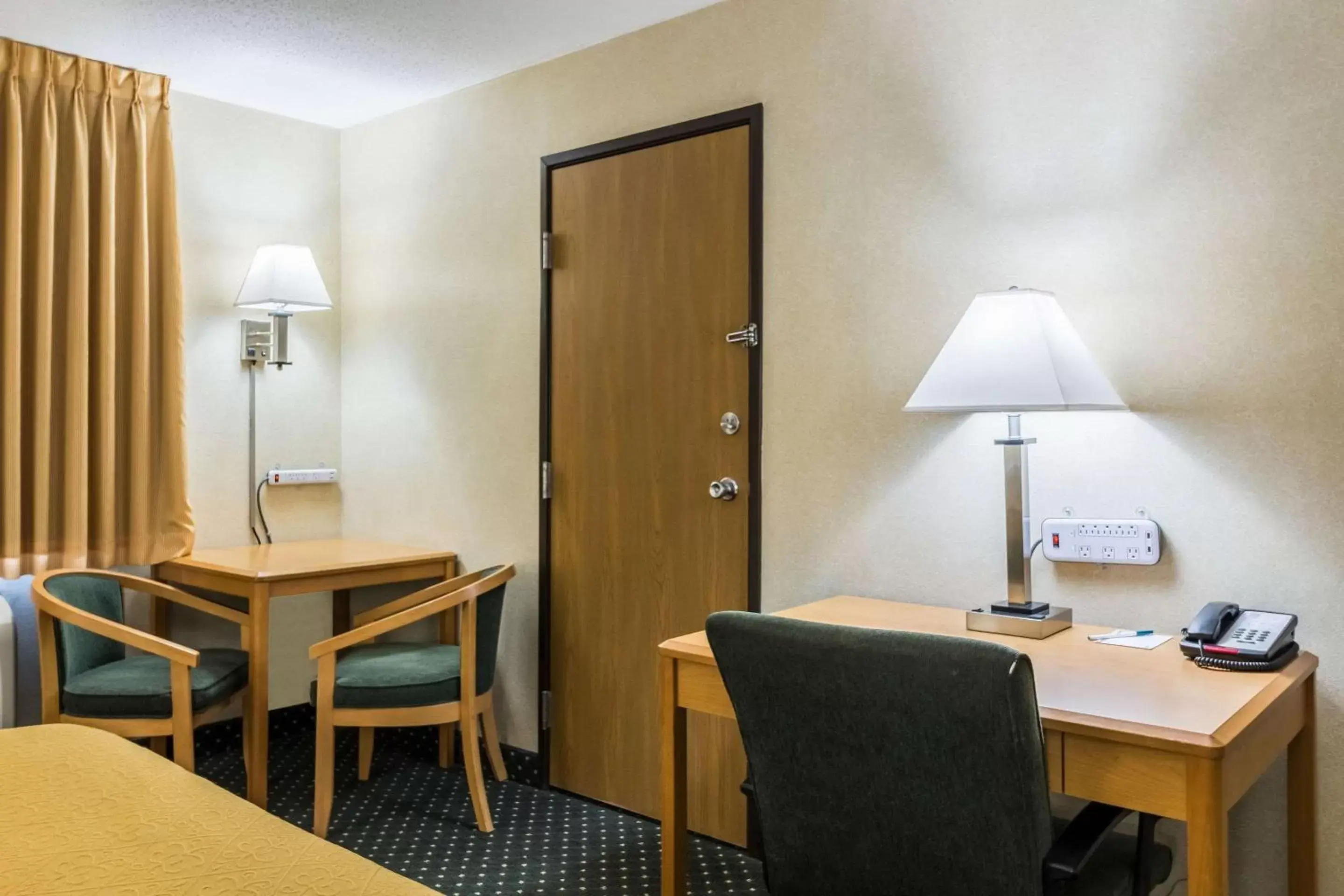 Photo of the whole room, Dining Area in Quality Inn Columbia Mall