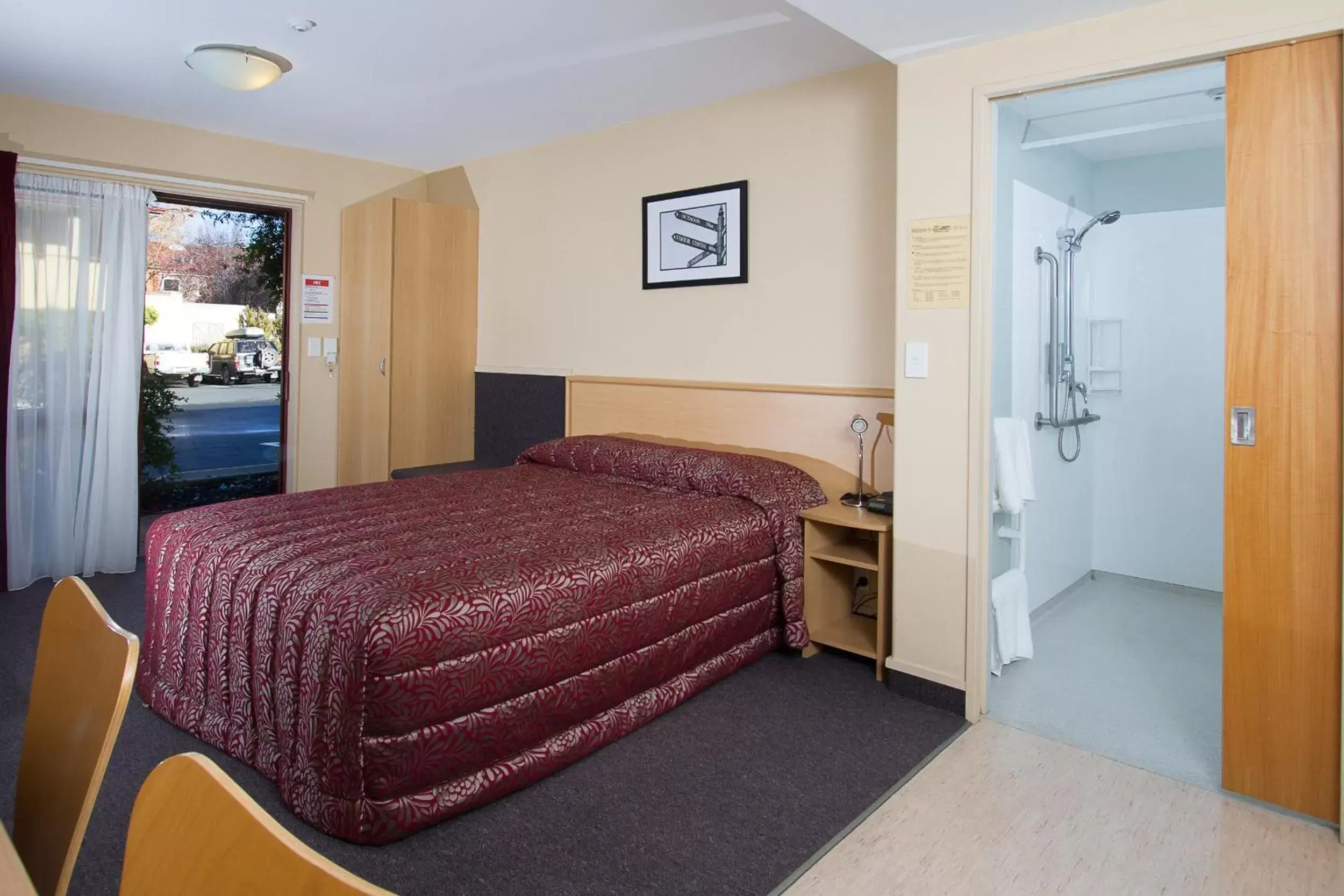 Bedroom, Bed in Alhambra Oaks Motor Lodge