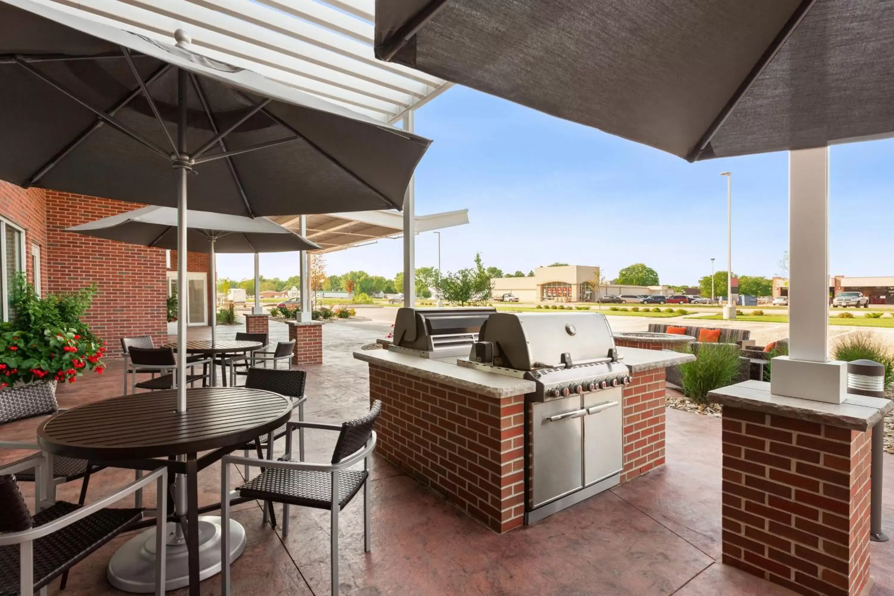 Property building, BBQ Facilities in TownePlace Suites by Marriott Cedar Rapids Marion