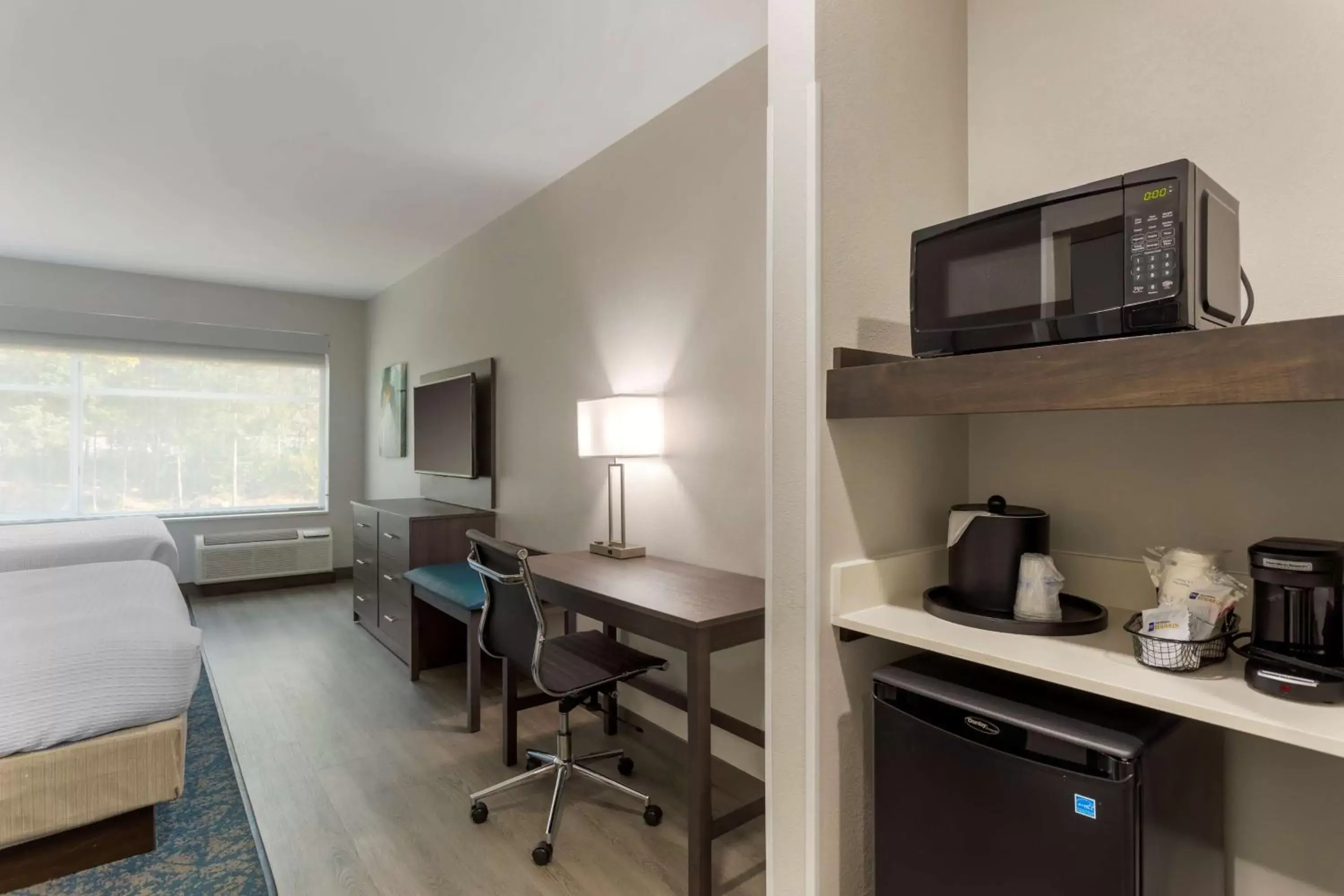 Bedroom, Kitchen/Kitchenette in Best Western Plus Executive Residency Antioch Inn
