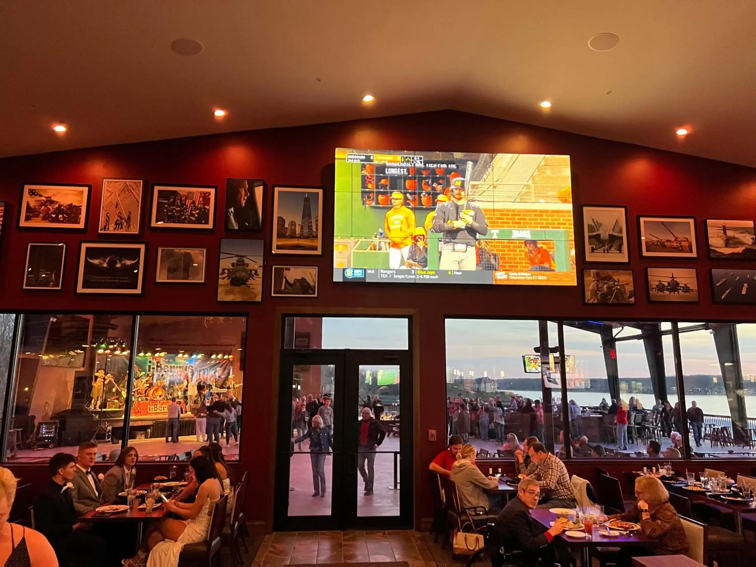 Restaurant/places to eat in The Resort at Lake of the Ozarks Restaurant/places to eat in The Resort at Lake of the Ozarks