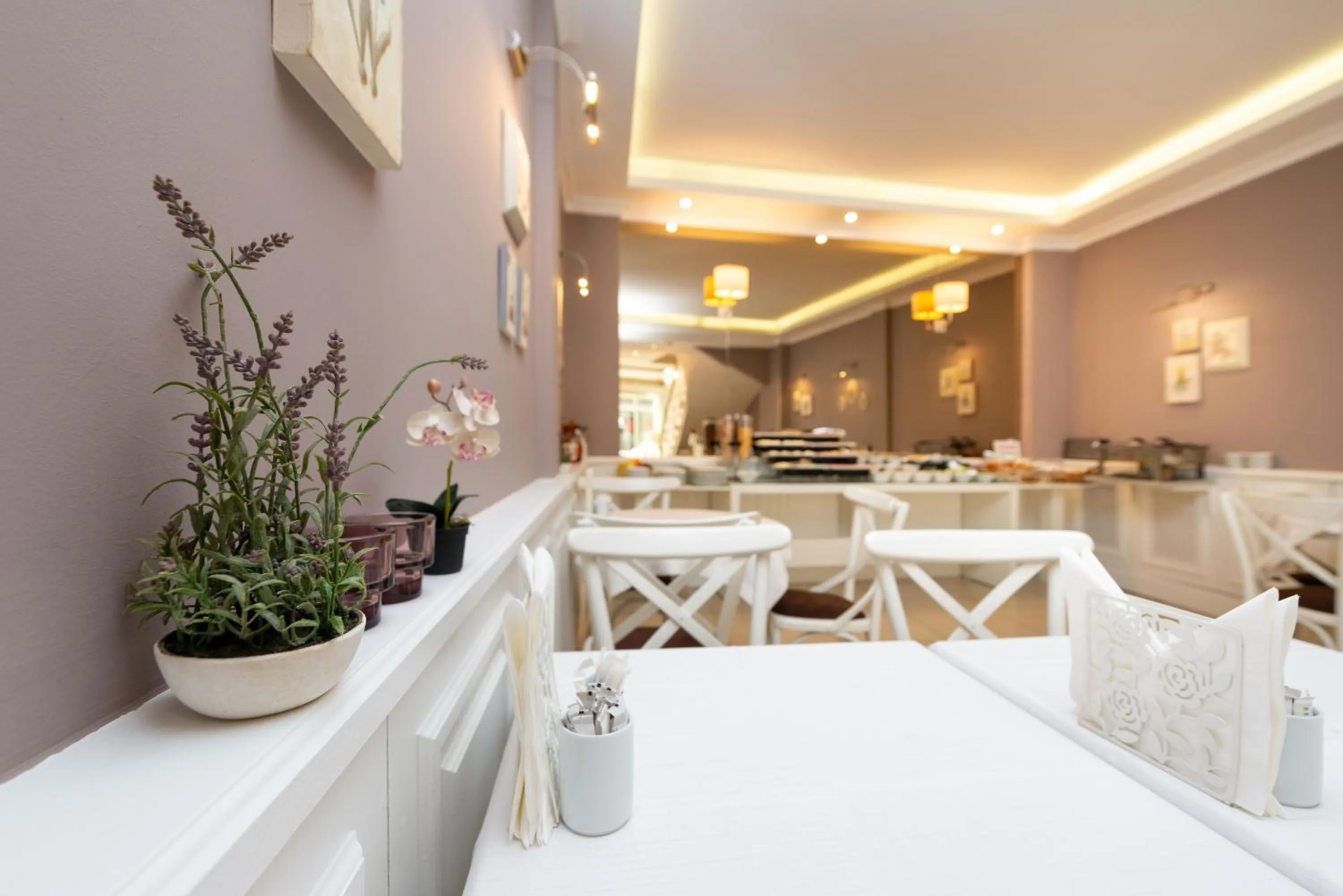 Restaurant/places to eat in Mr. Bird Hotel