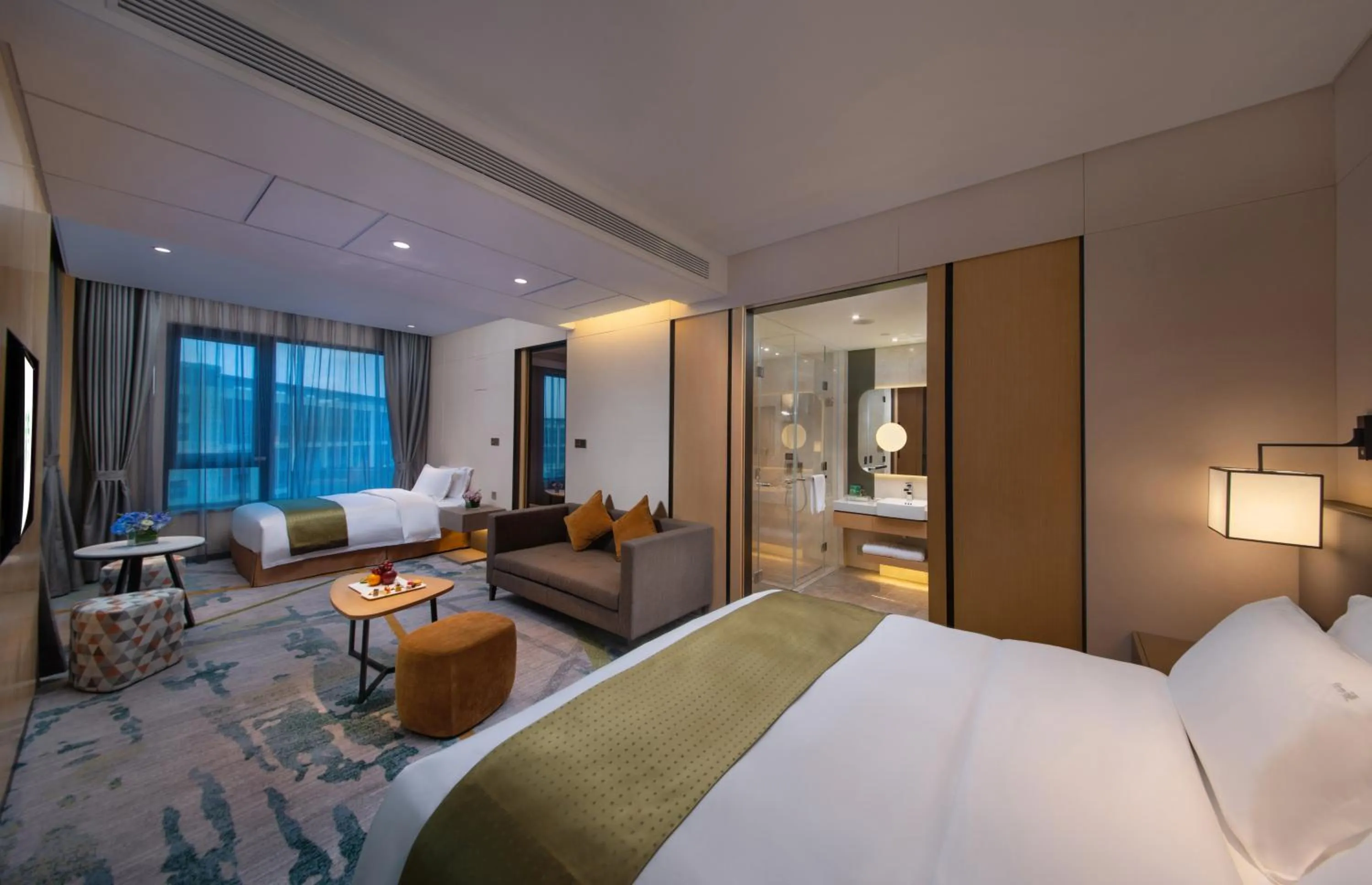 Photo of the whole room, Bed in Holiday Inn Hangzhou Airport Zone by IHG