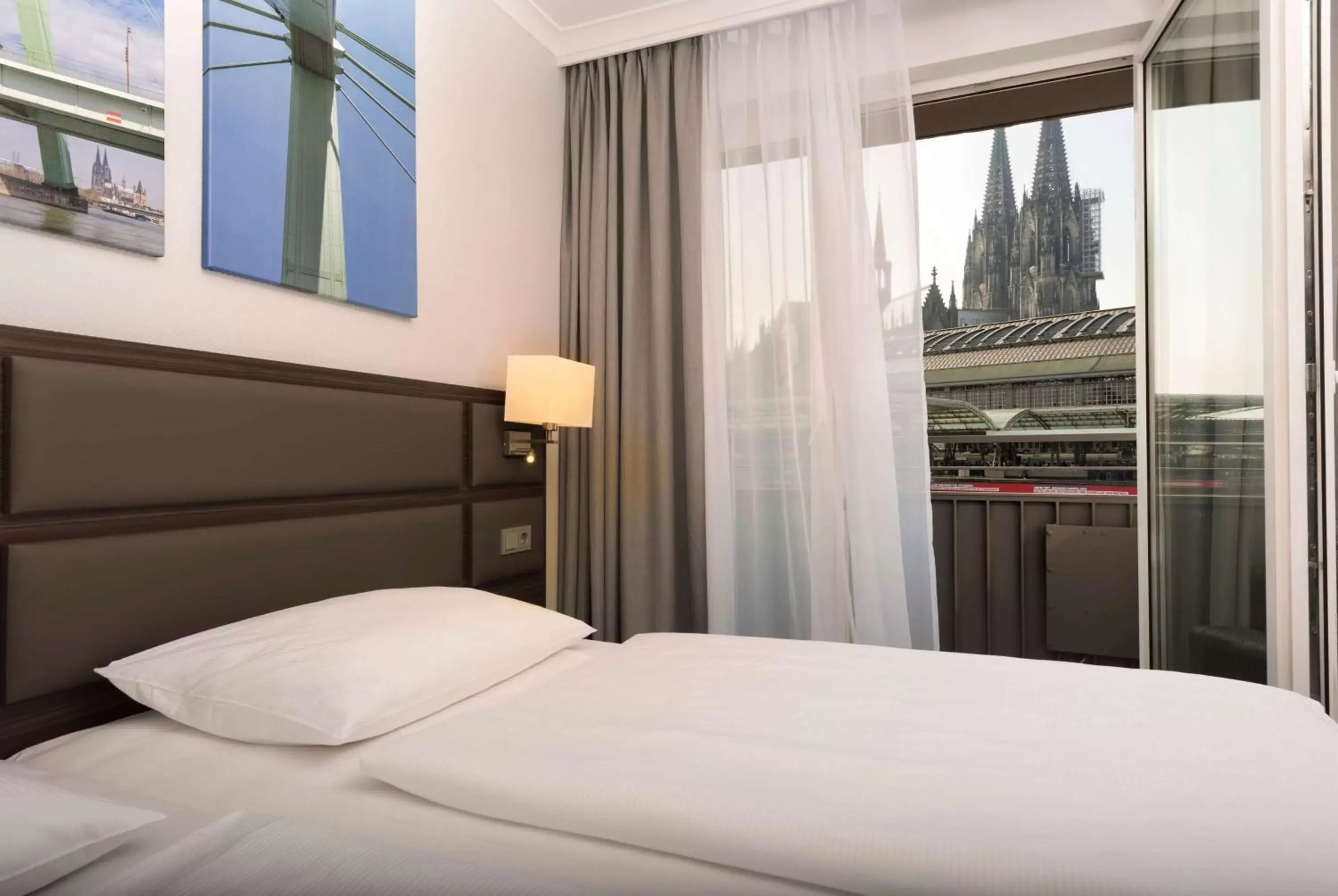 Photo of the whole room, Bed in Wyndham Köln
