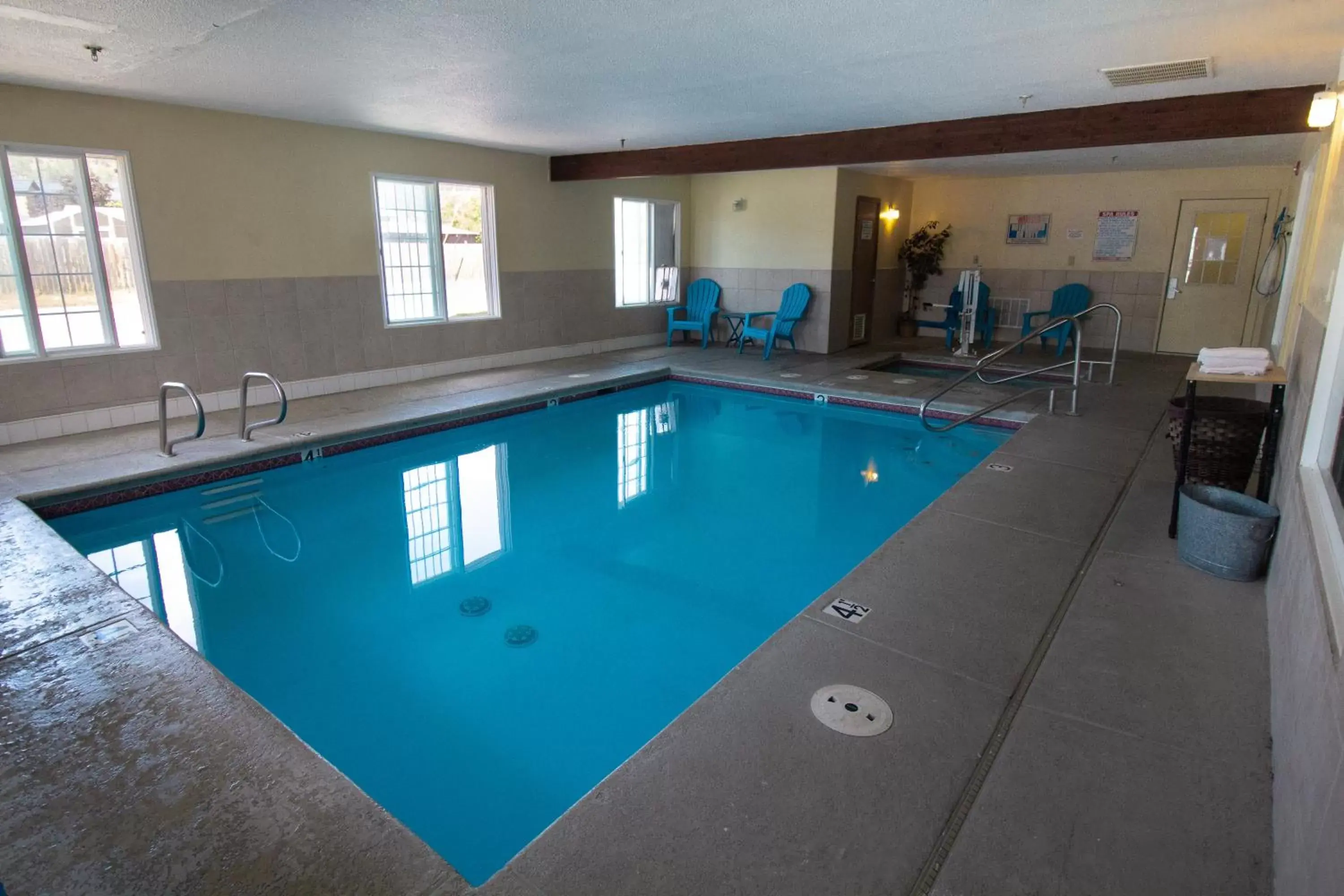 Swimming pool in FairBridge Inn & Suites Kellogg Swimming pool in FairBridge Inn & Suites Kellogg