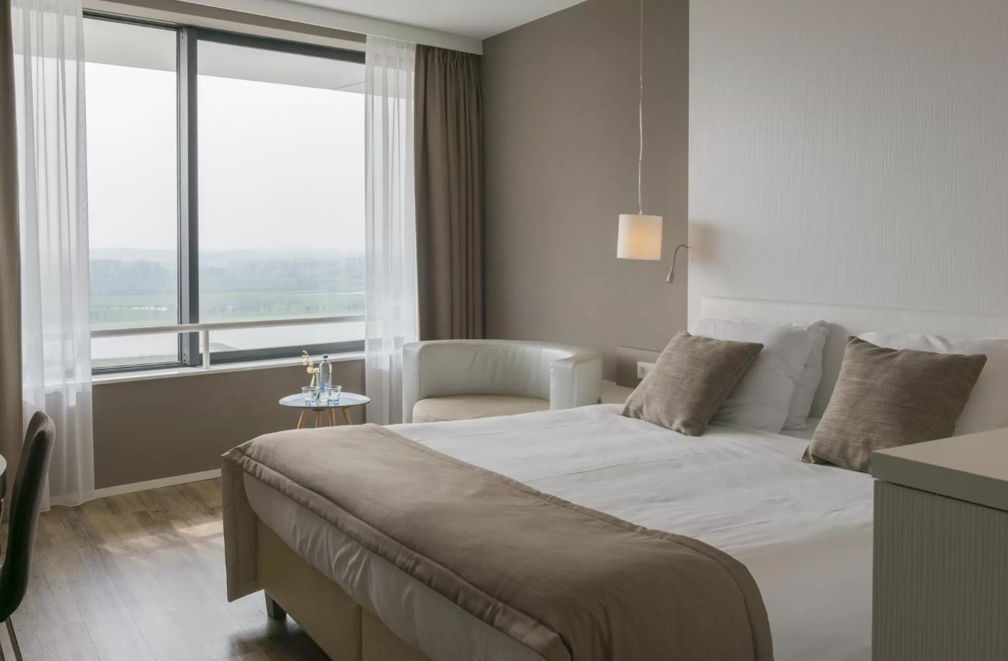 Living room, Bed in Fletcher Hotel-Restaurant de Wageningsche Berg