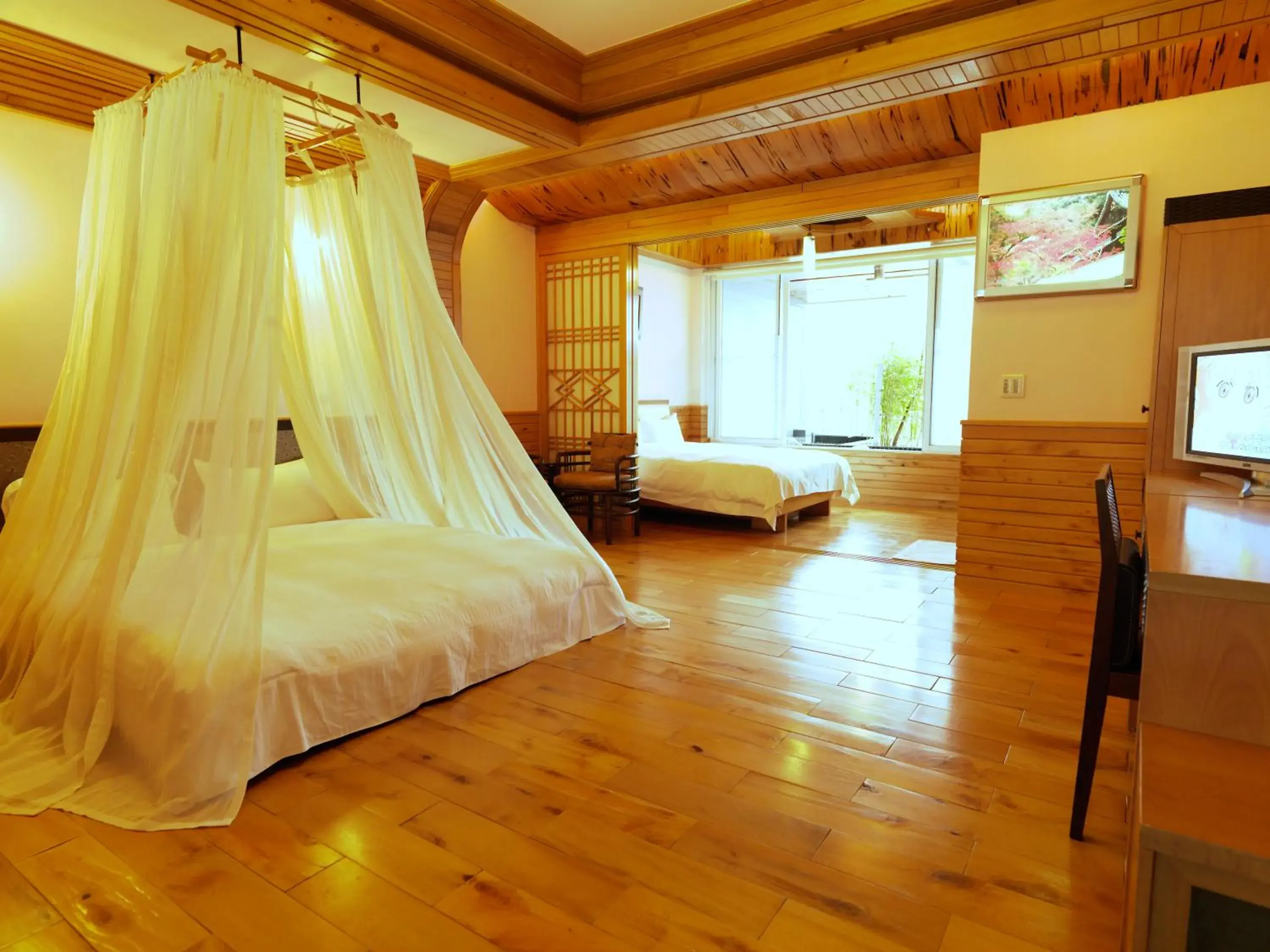 Photo of the whole room, Bed in Fullmoon Spa