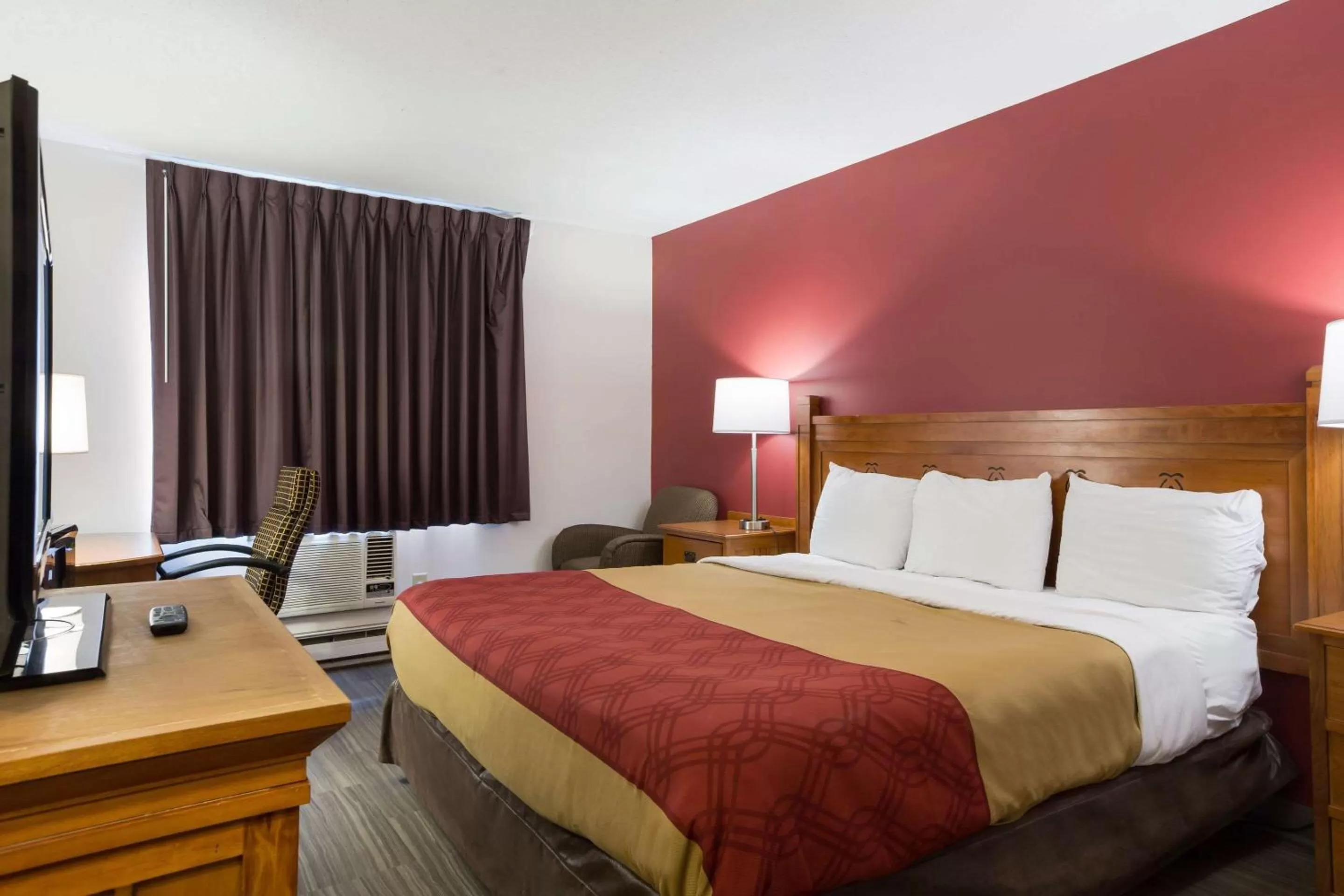 Photo of the whole room, Bed in Econo Lodge Inn & Suites Escanaba North