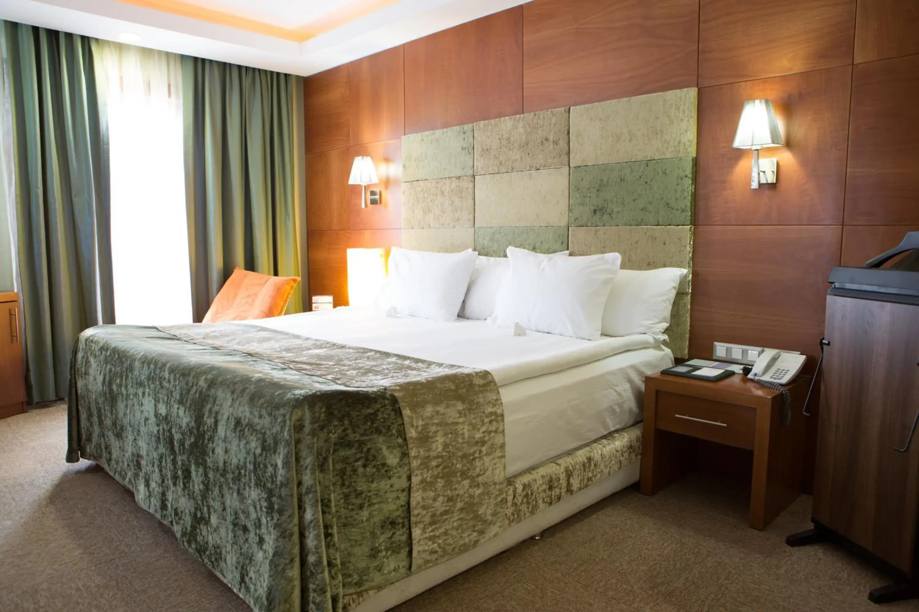 Photo of the whole room, Bed in Limak Ambassadore Hotel Ankara