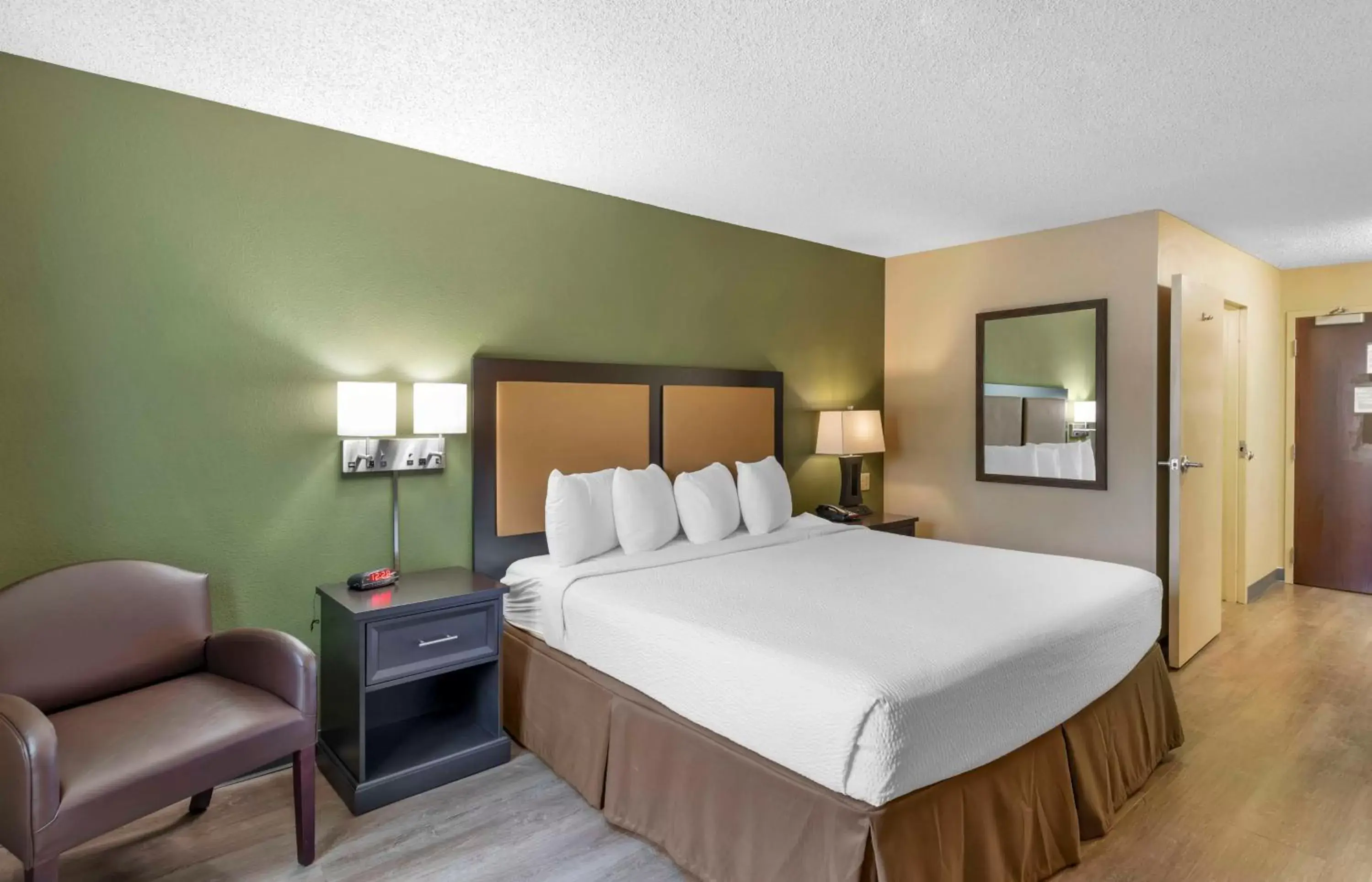 Bedroom, Bed in Extended Stay America Suites - Orange County - Yorba Linda