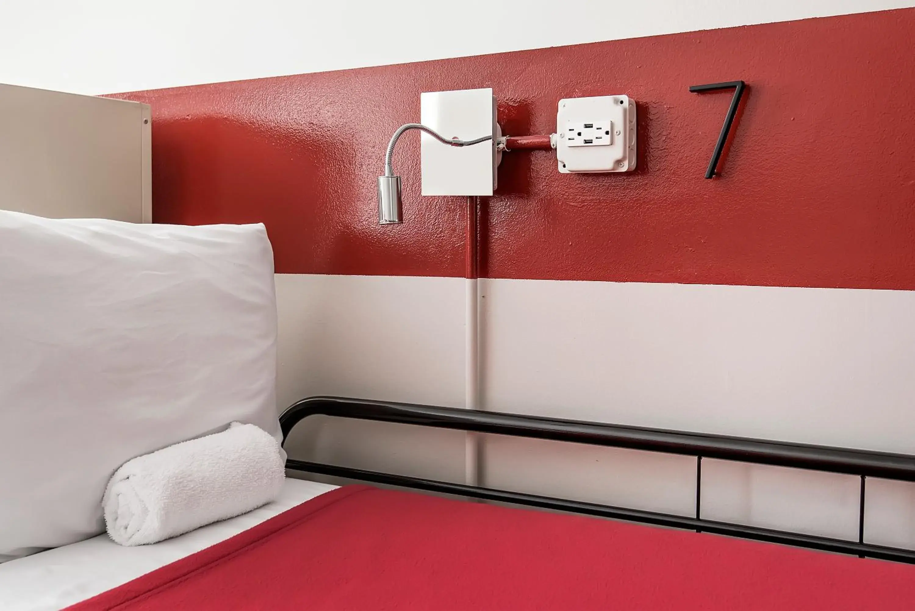 Bed in 10-Bed Dormitory in Chicago Getaway Hostel