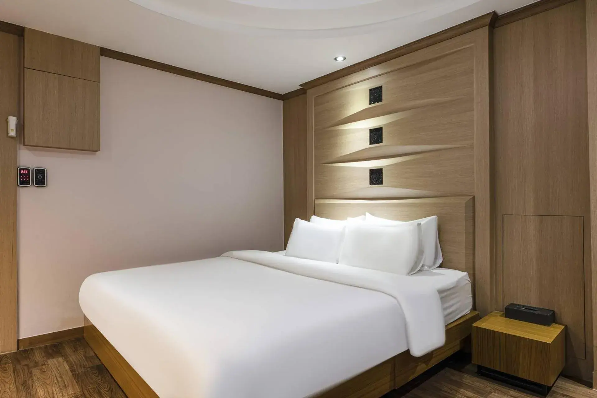 Bed in Central Plaza Suwon Hotel