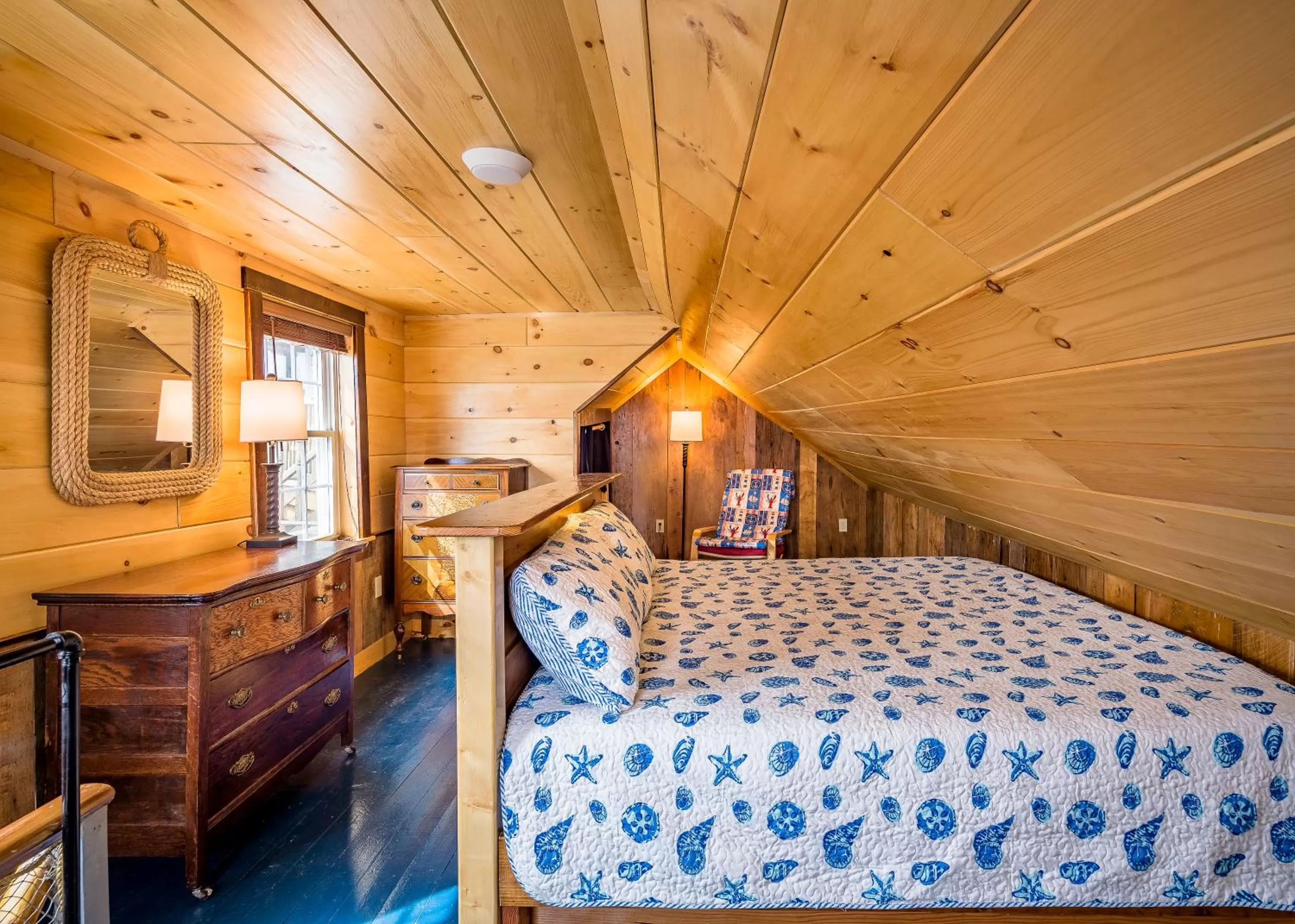 Bed in Beach Cottage Inn