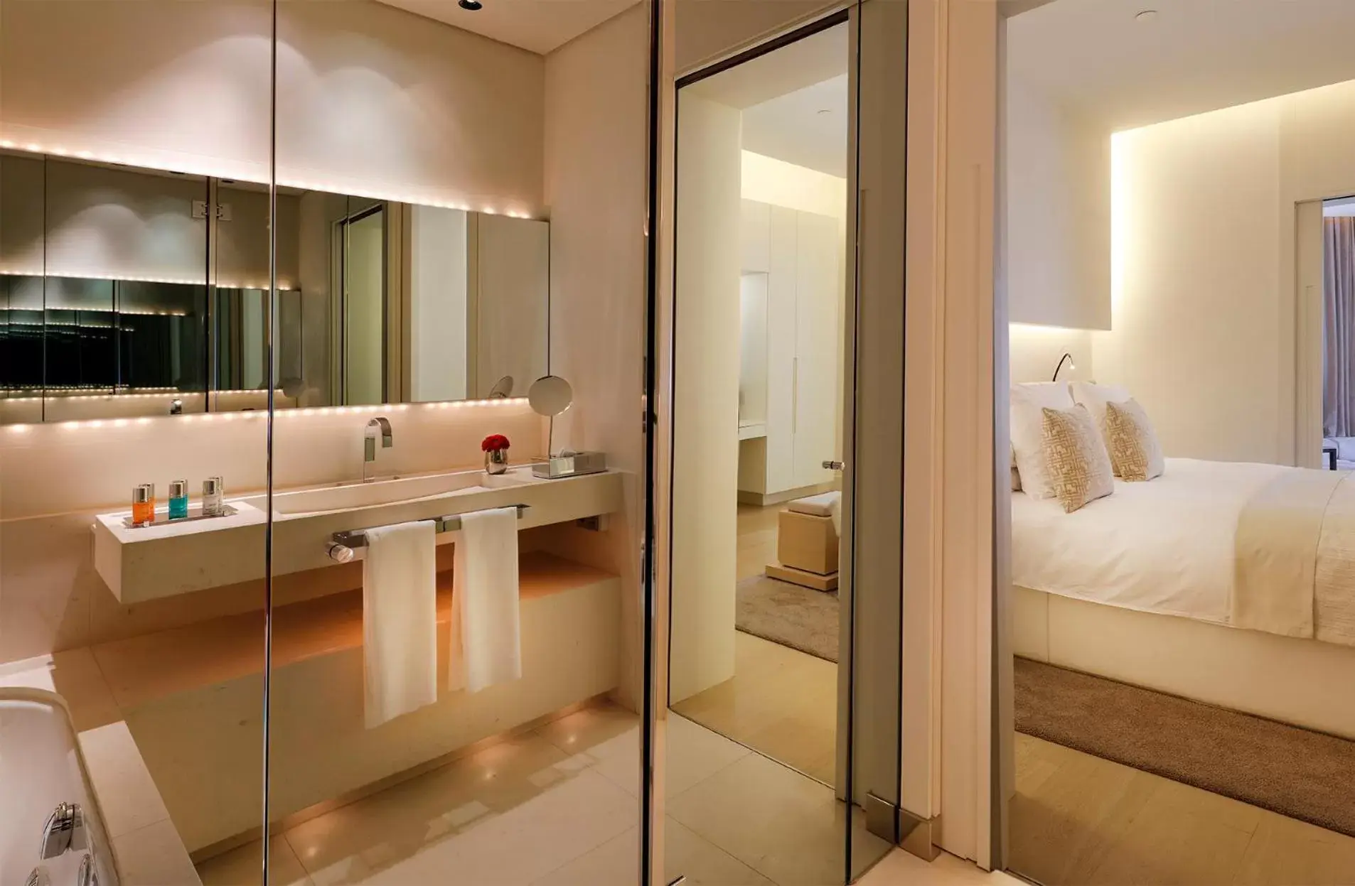 Bed, Bathroom in ABaC Restaurant Hotel Barcelona GL Monumento